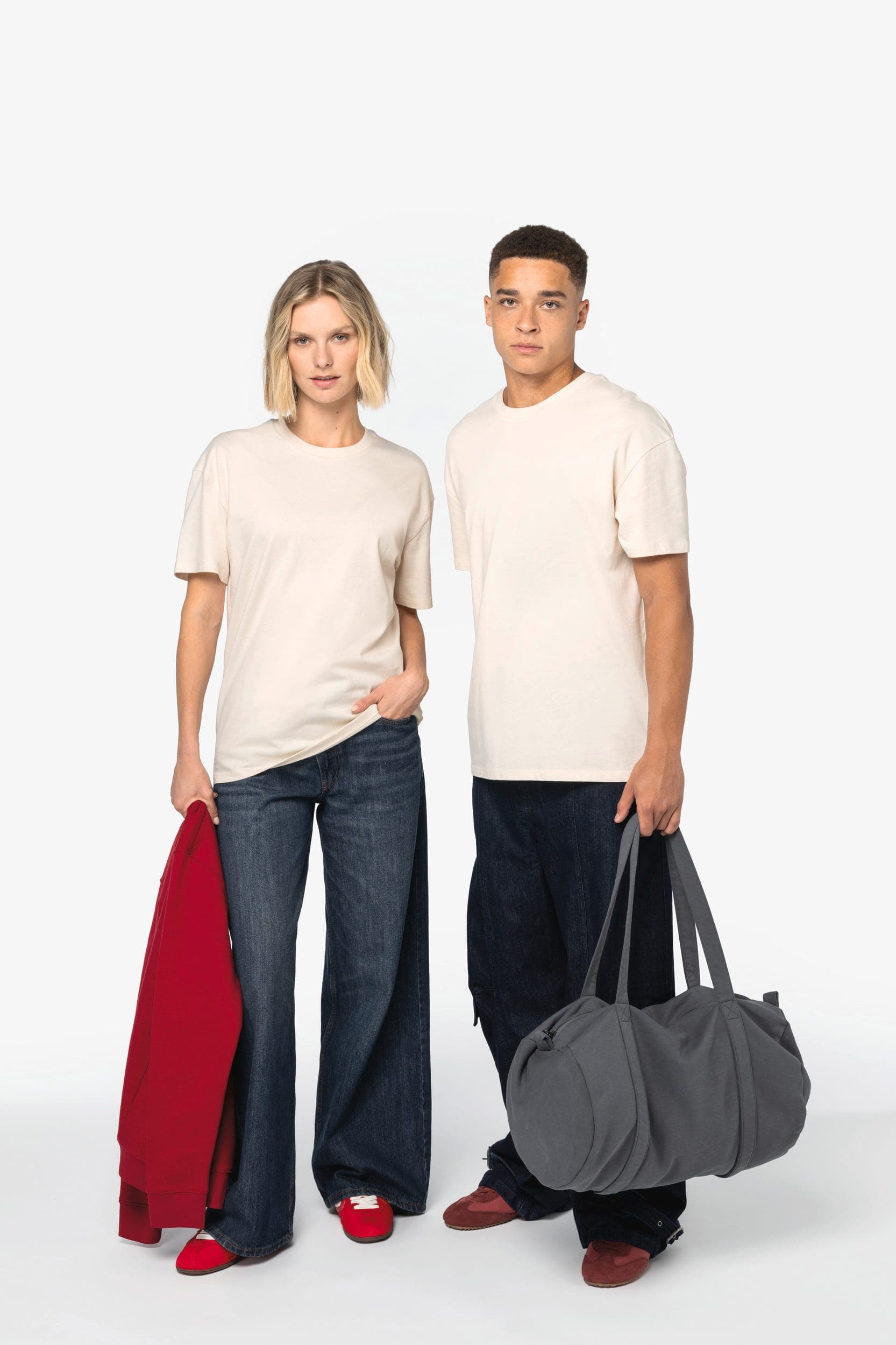 T-shirt écoresponsable à épaules tombantes unisexe en situation