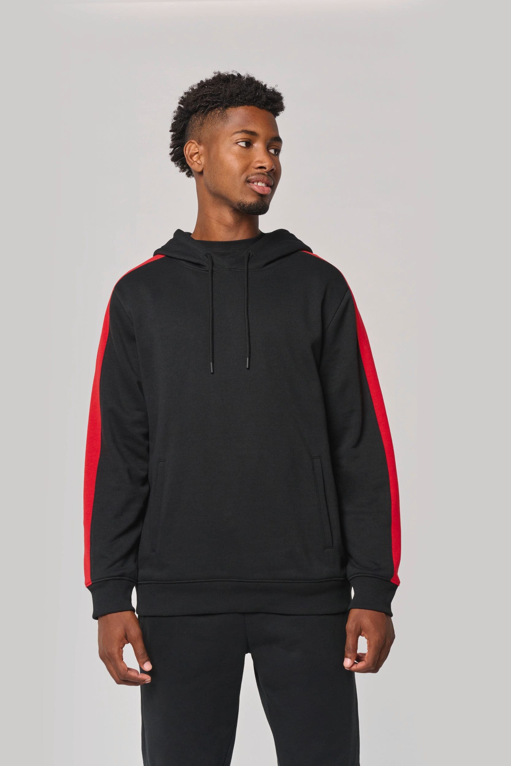 Sweat-shirt à capuche teamwear bicolore unisexe en situation