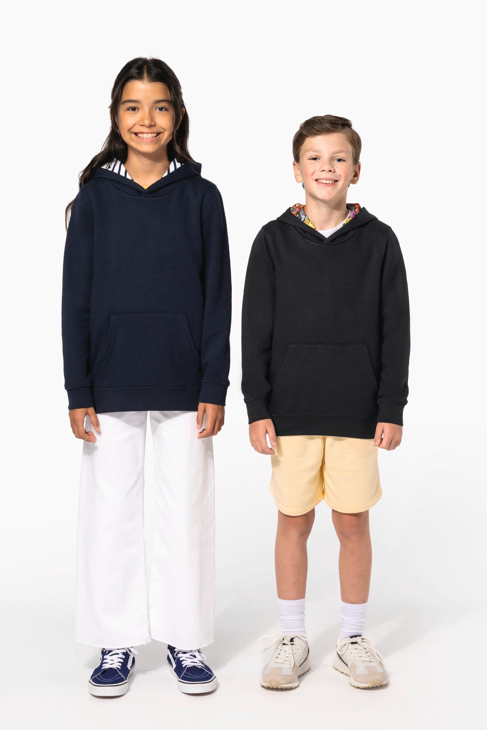 Sweat-shirt à capuche contrastée à motifs enfant unisexe en situation