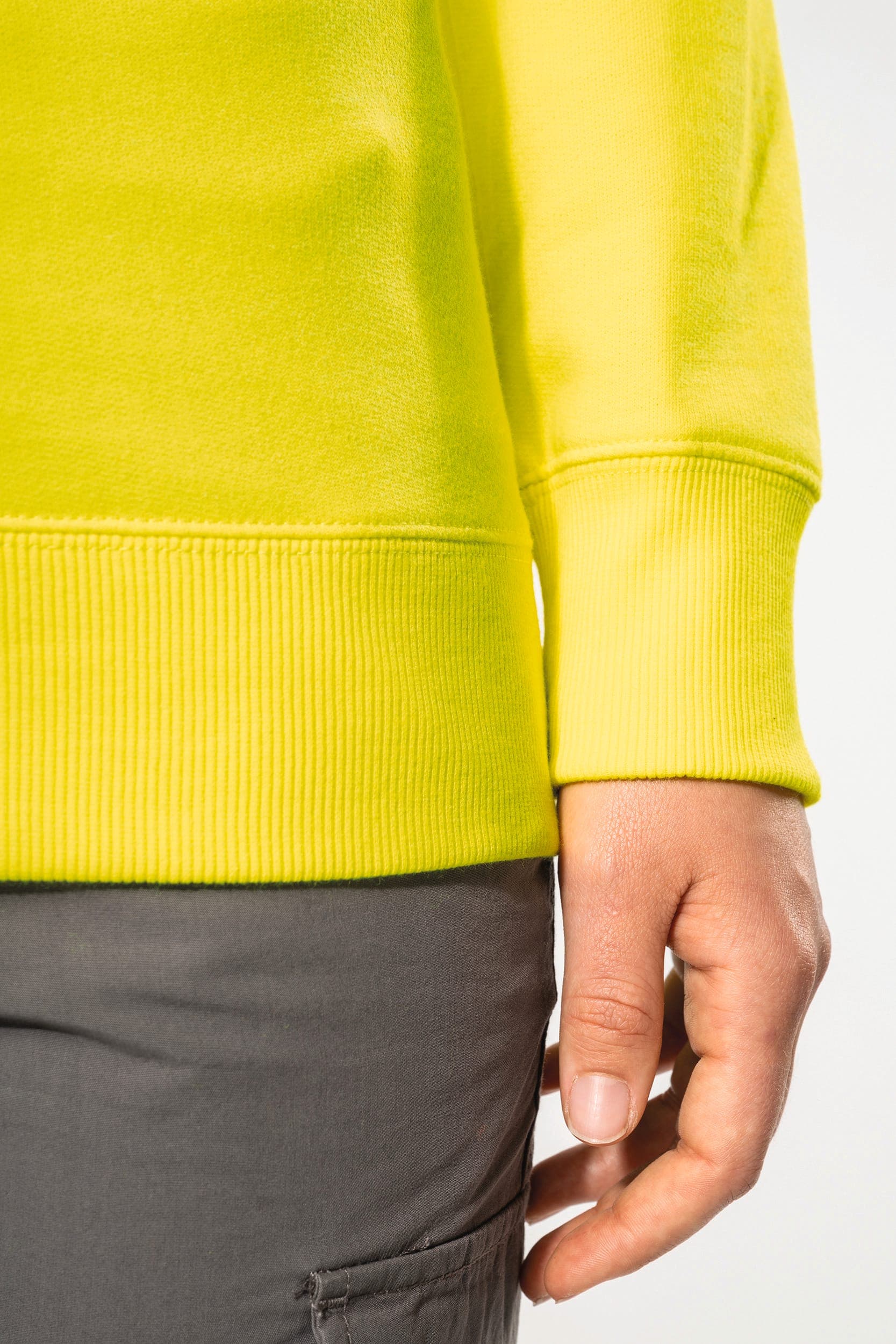 Sweat-shirt recyclé col rond unisexe en situation