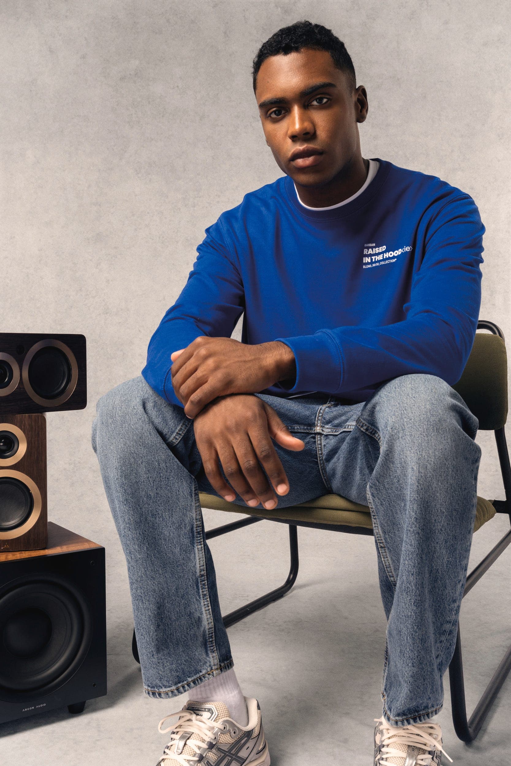 Sweat-shirt recyclé col rond unisexe en situation