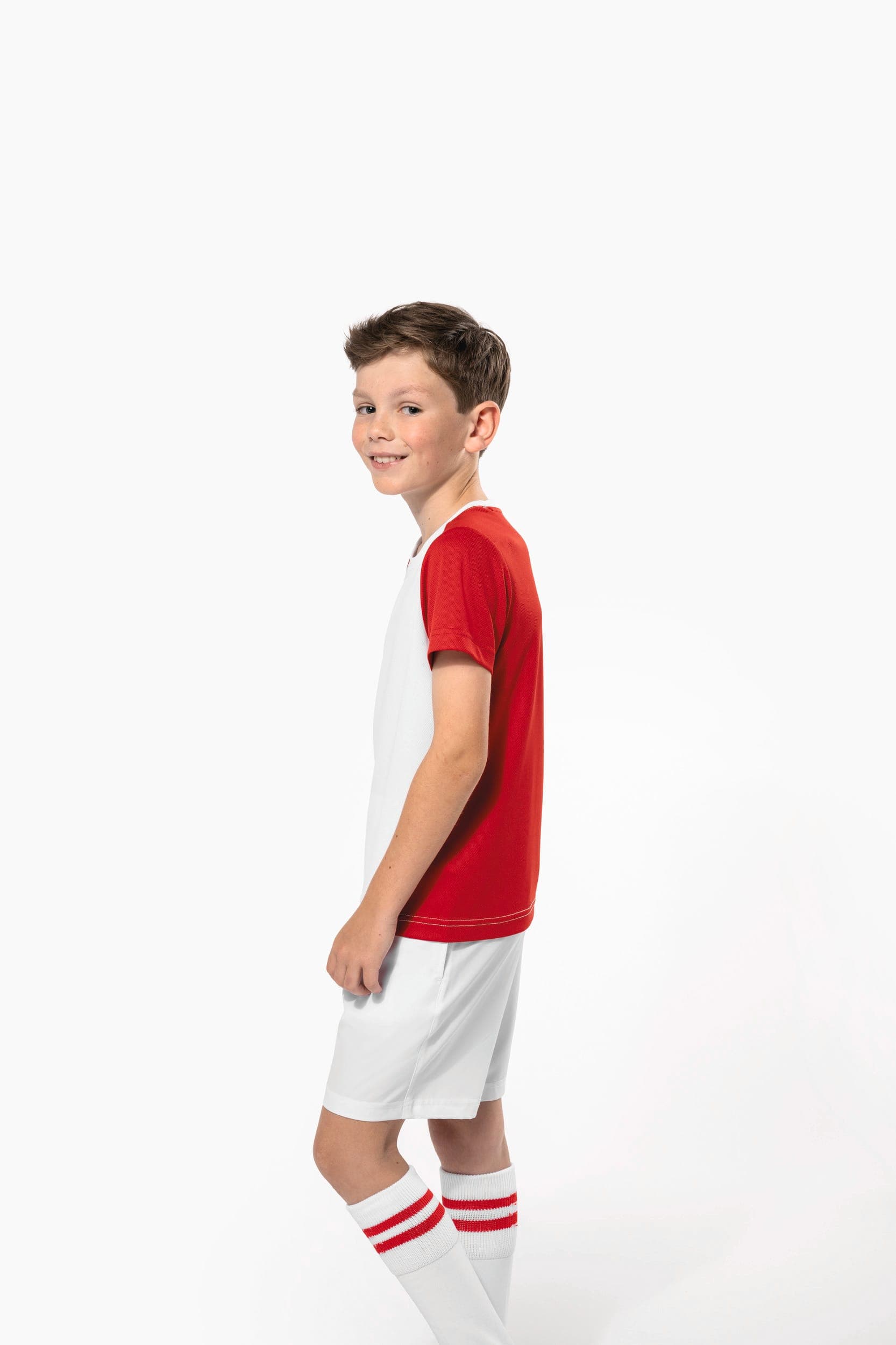 T-shirt de sport écoresponsable bicolore enfant en situation
