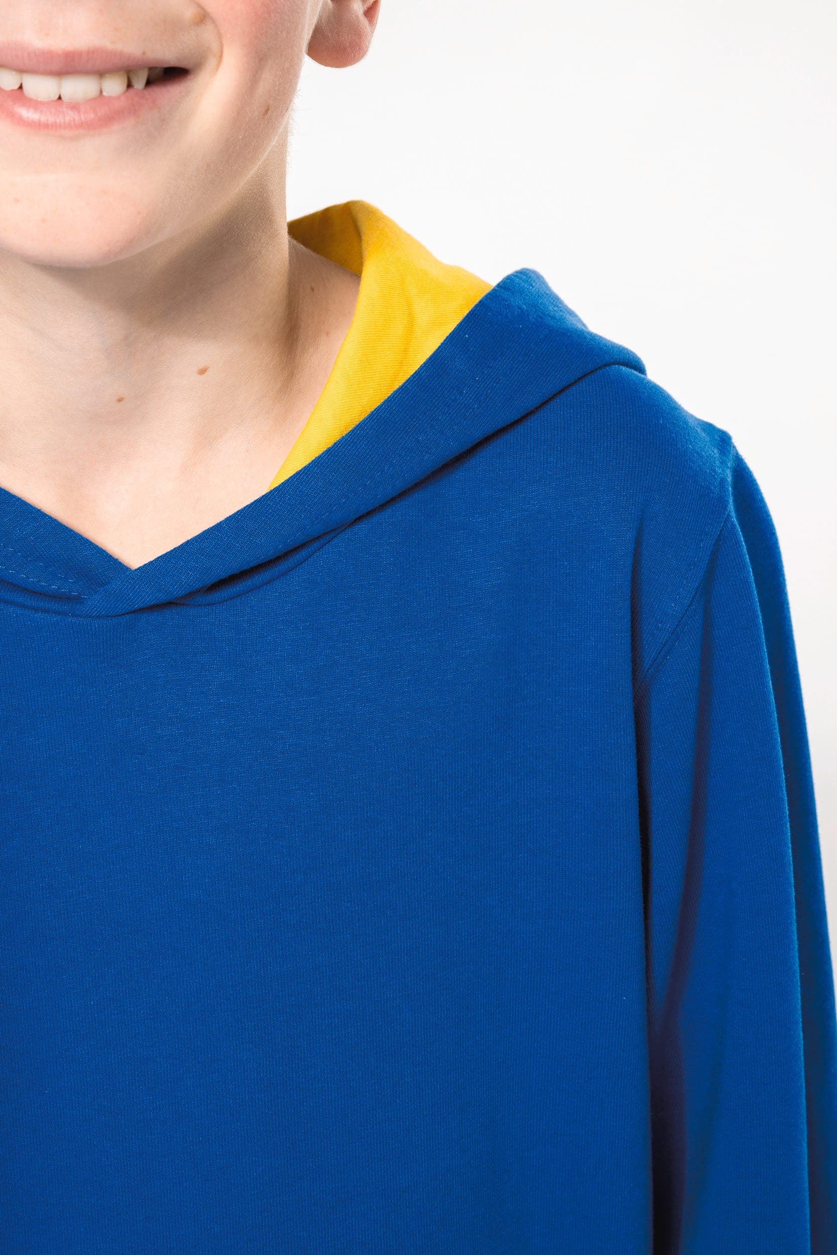 Sweat-shirt capuche contrastée enfant en situation