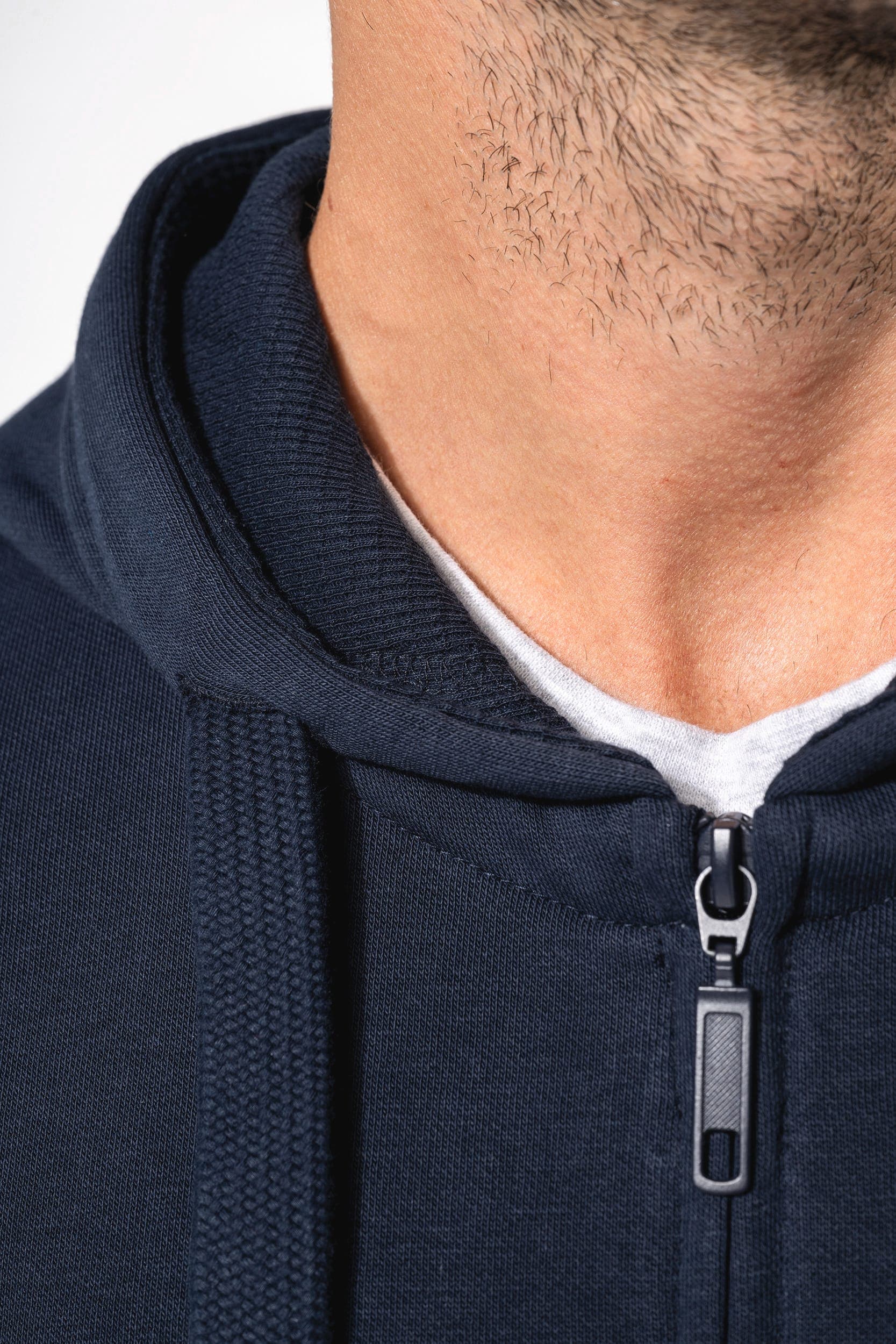 Sweat-shirt zippé capuche homme en situation