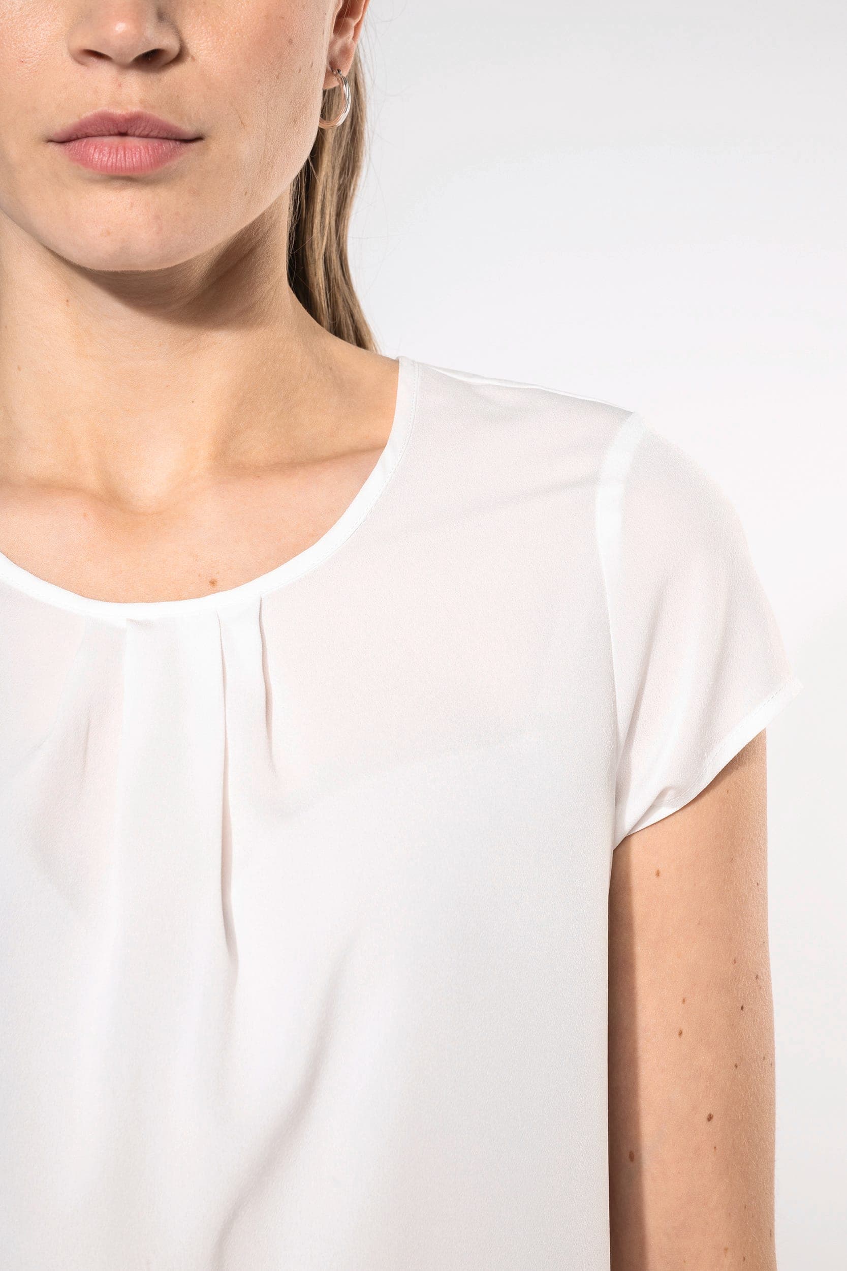 Blouse crêpe manches courtes femme en situation