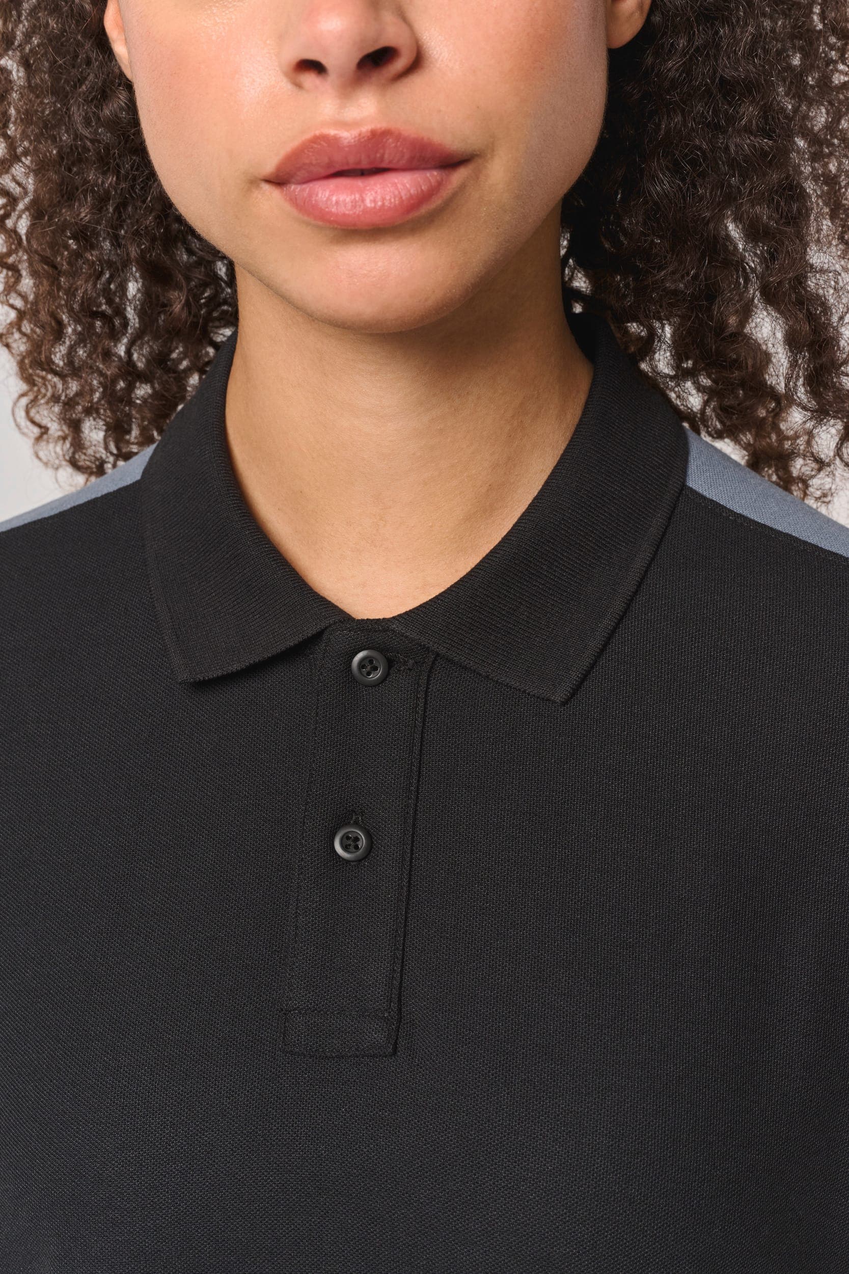 Polo teamwear unisexe en situation