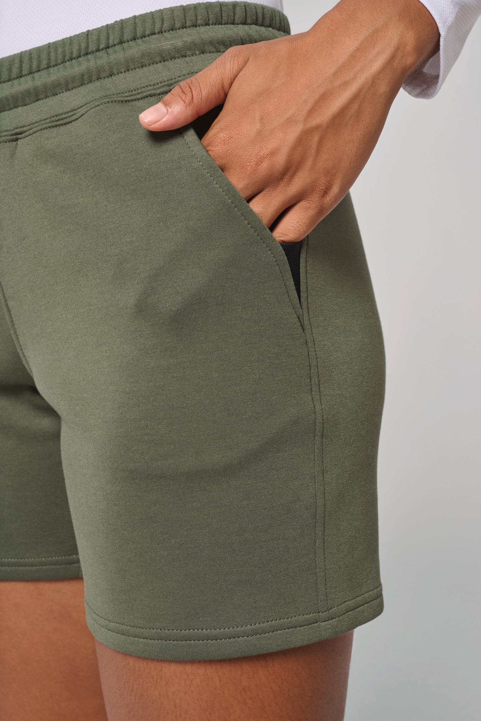 Short femme en situation