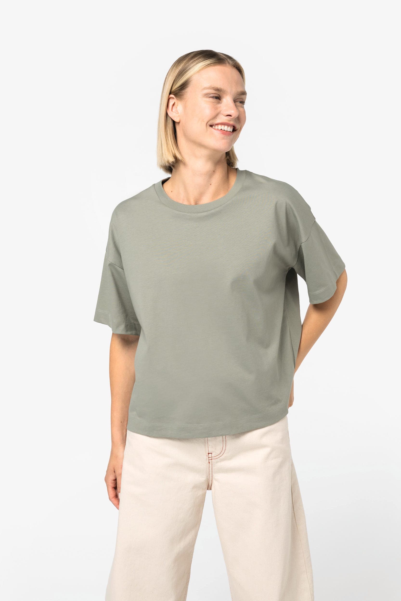 T-shirt écoresponsable boxy à épaules tombantes femme en situation
