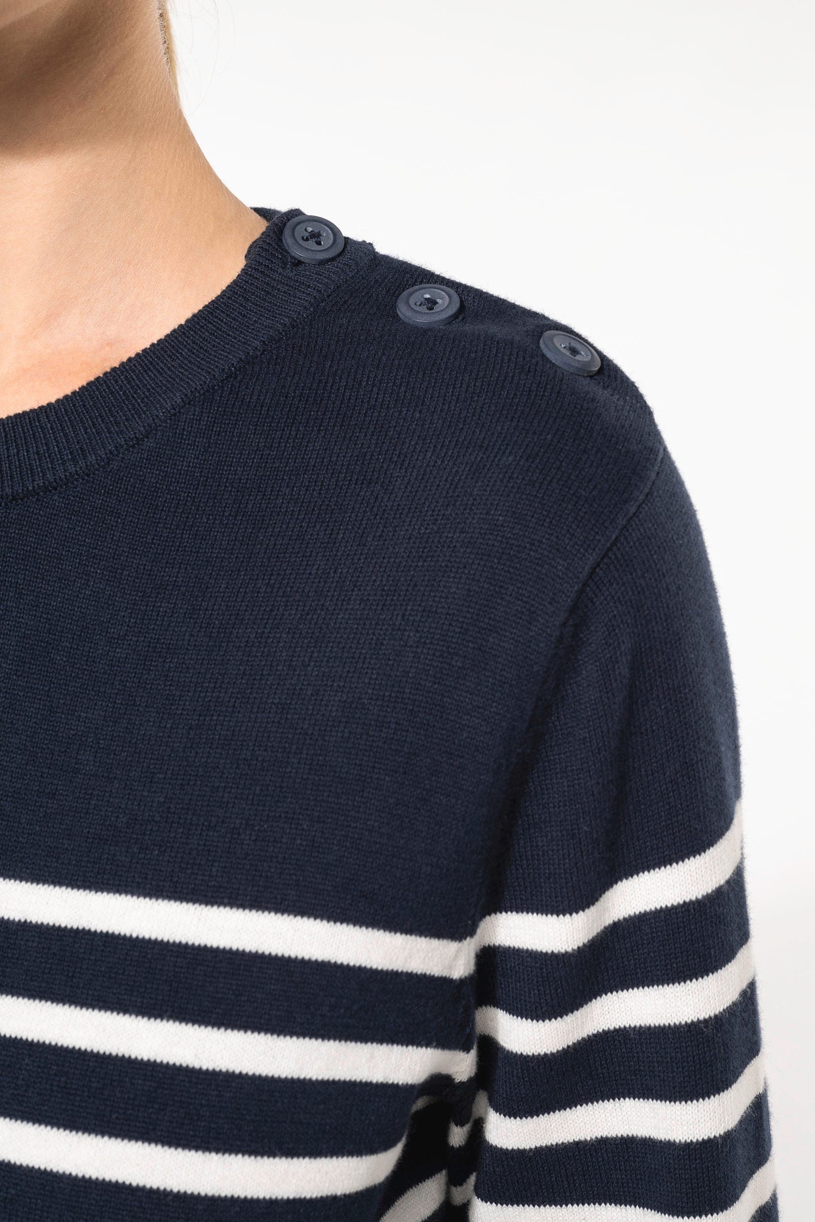 Pull marin femme en situation