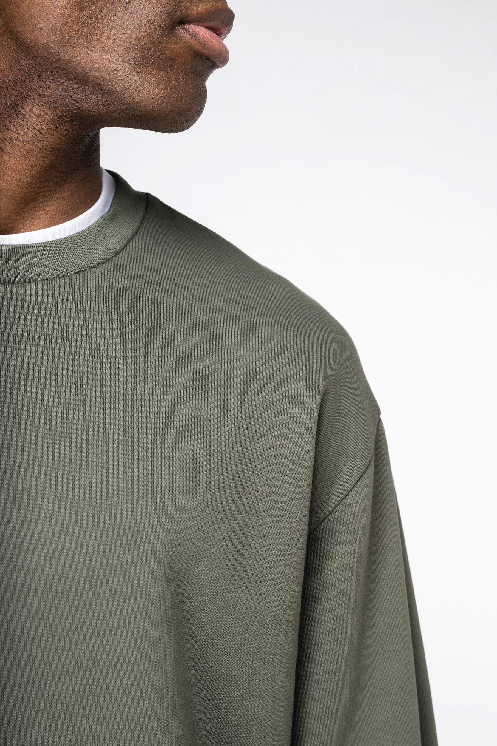 Sweat-shirt écoresponsable à col rond à épaules tombantes molleton gratté unisexe en situation