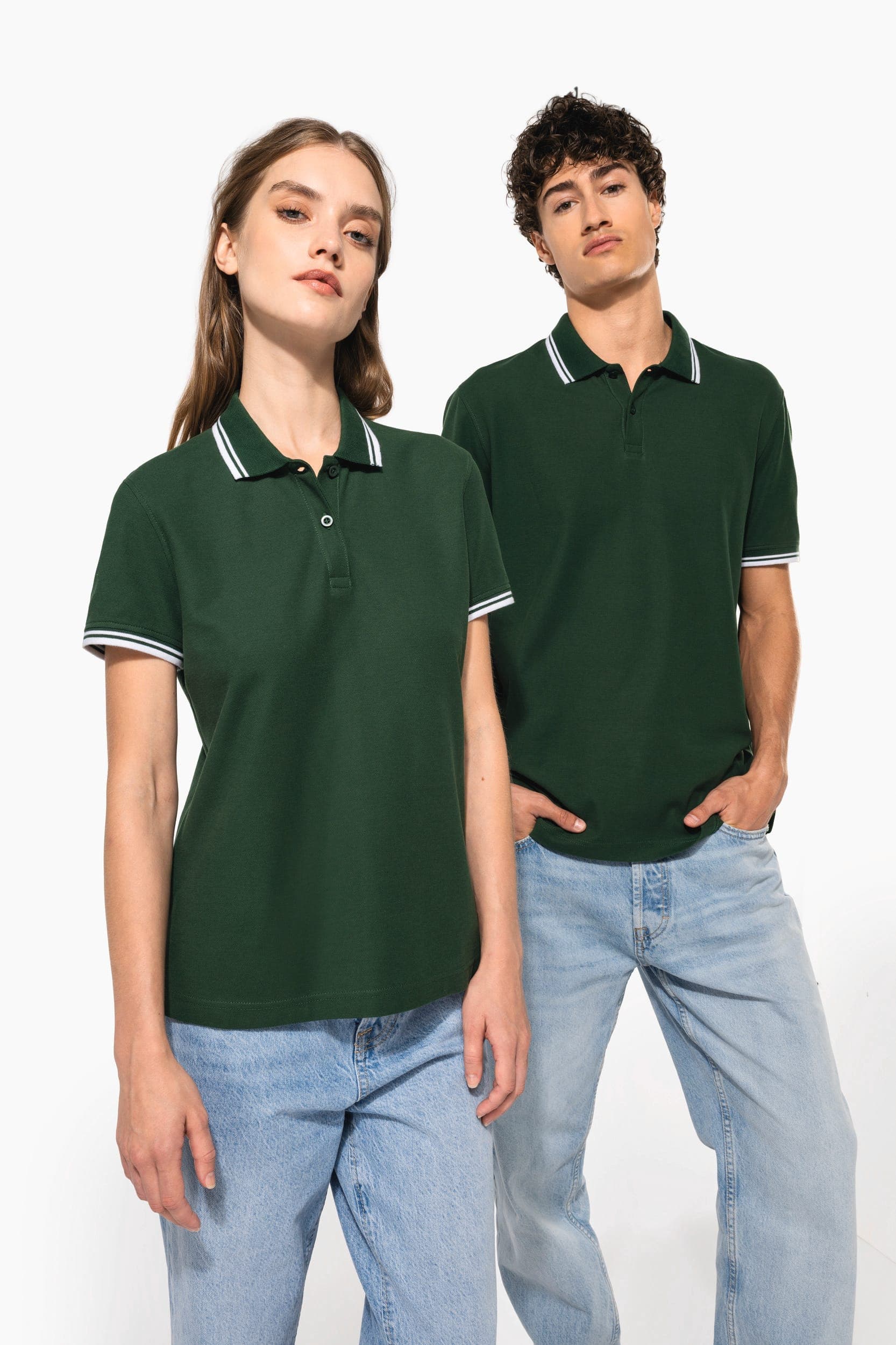Polo femme manches courtes à liserés contrastés en situation