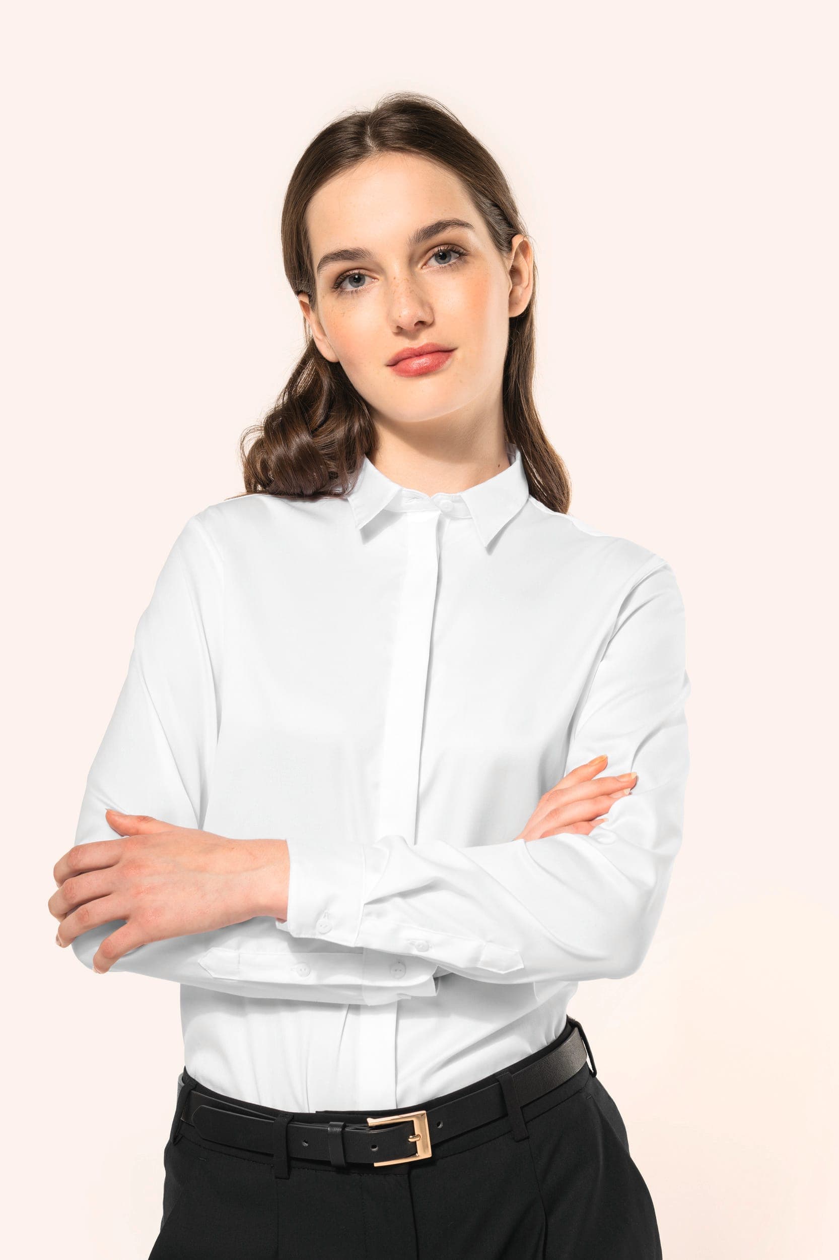 Chemise twill manches longues femme en situation