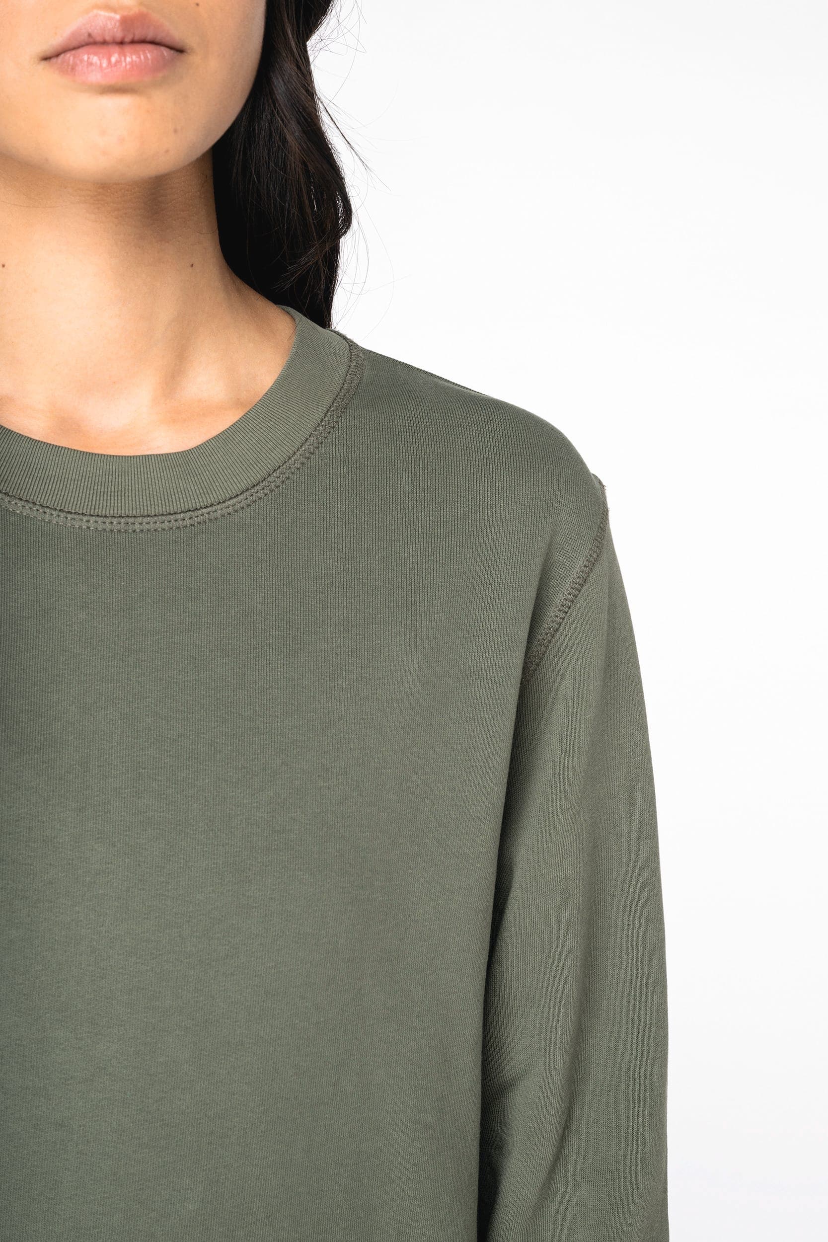 Sweat-shirt écoresponsable à col rond French Terry unisexe en situation