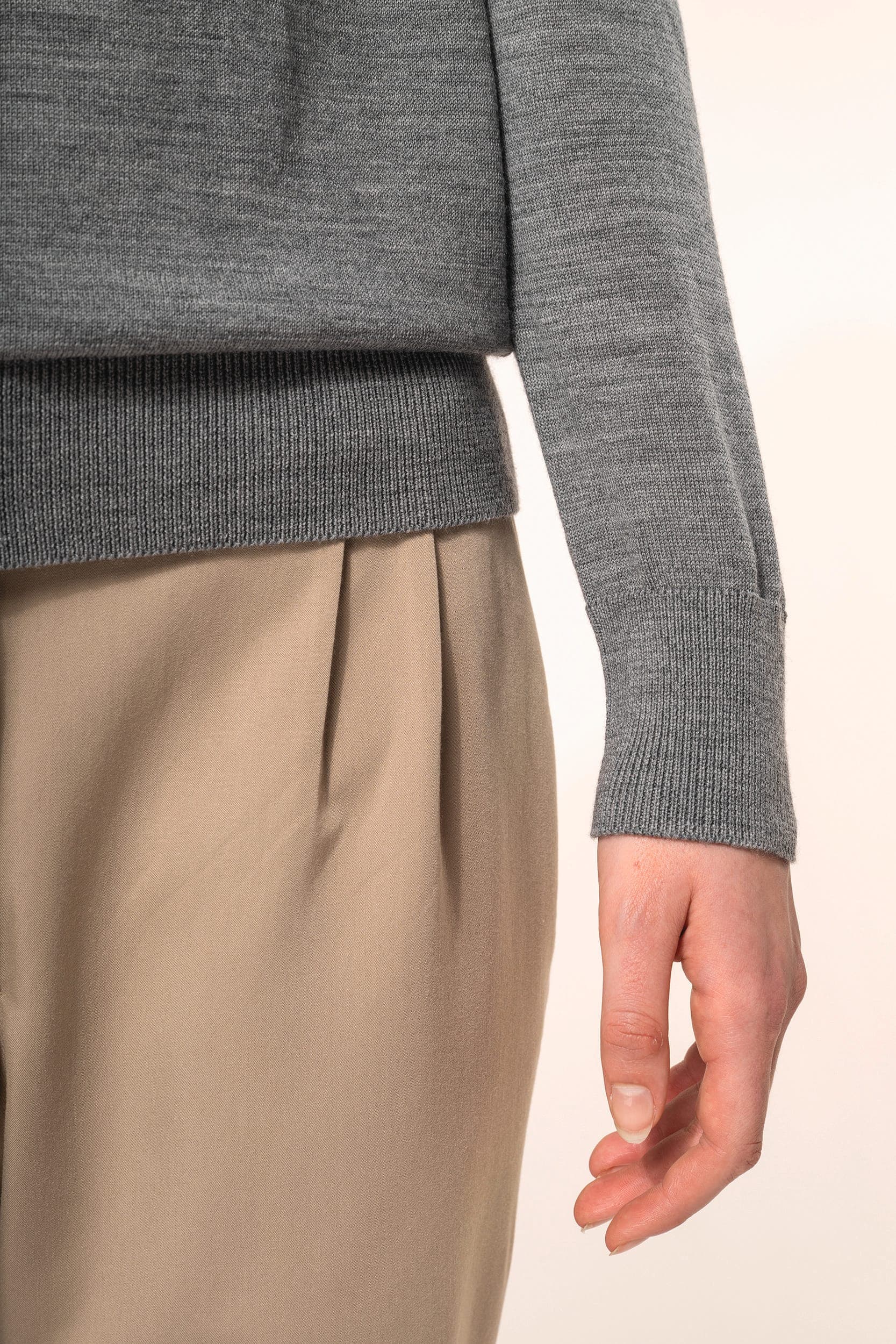 Pull Mérinos col V femme en situation