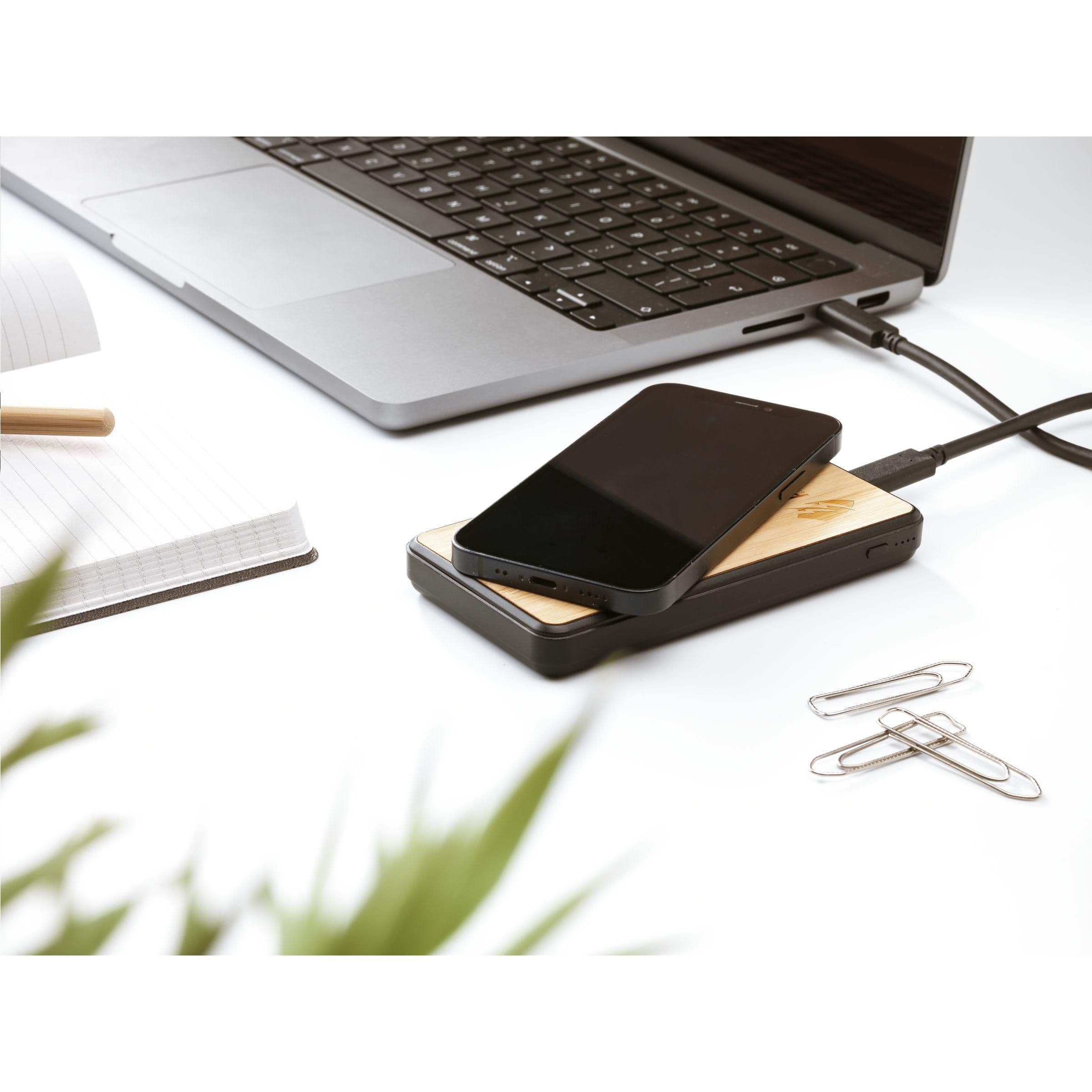 Powerbank sans fil Boru bambou RCS plastique recyclé en situation