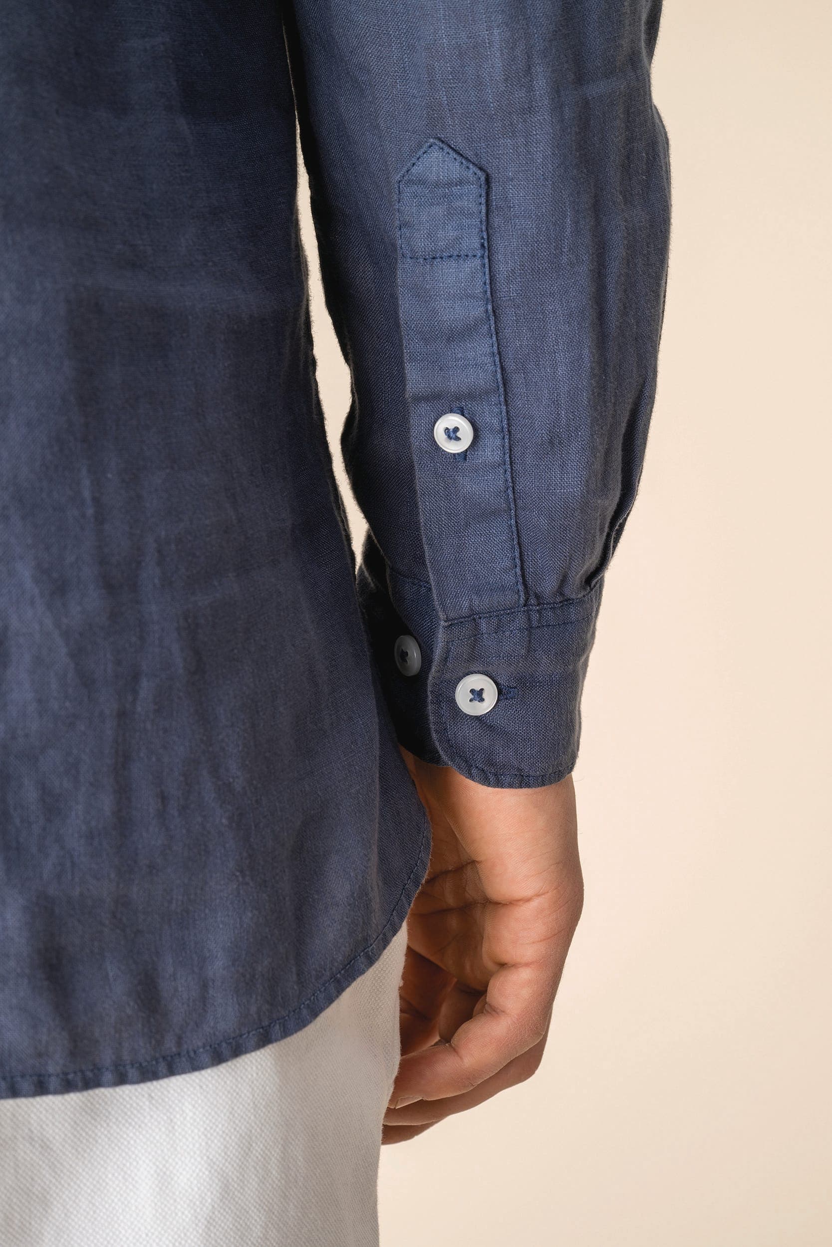 Chemise à col Mao délavée  en lin homme en situation