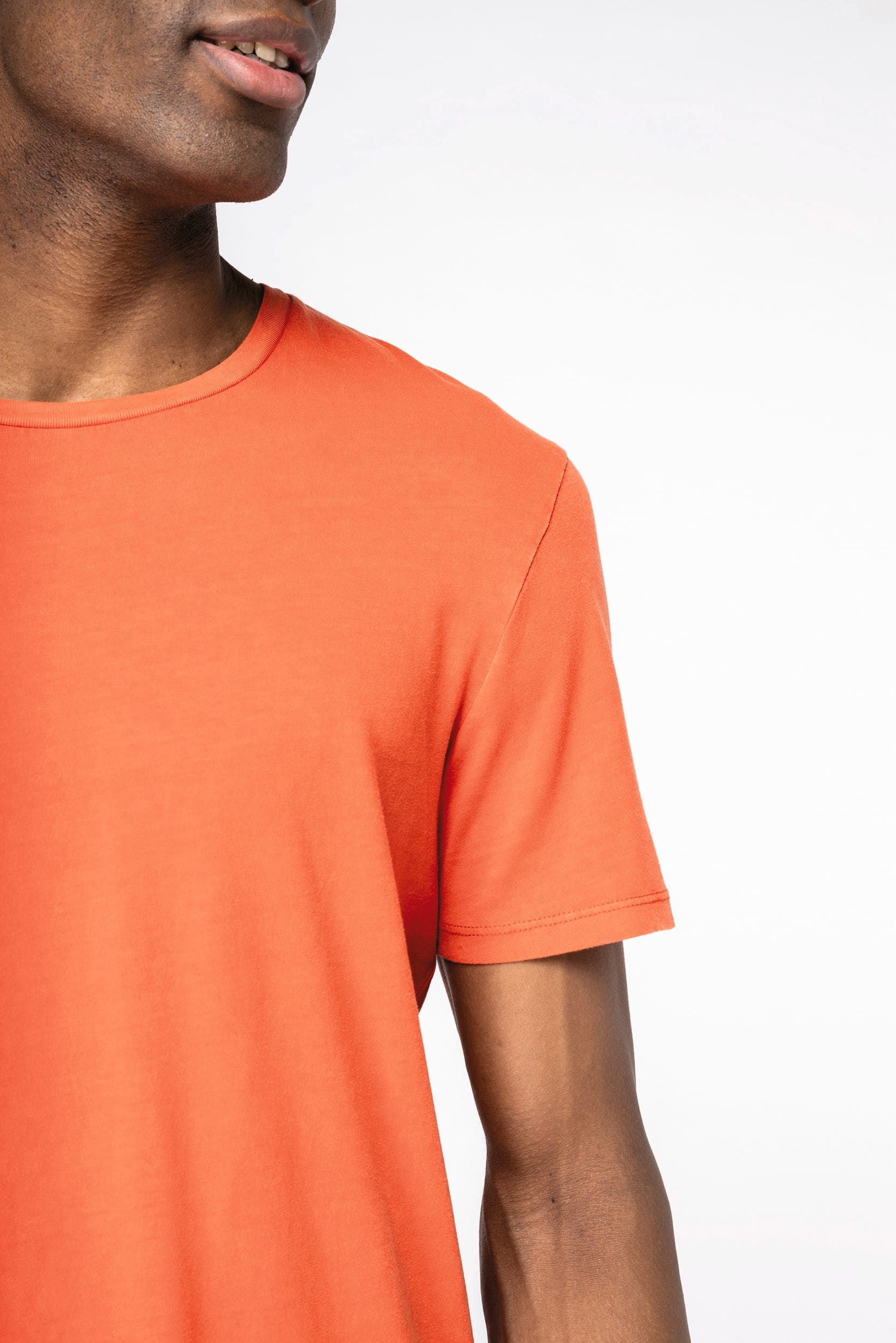 T-shirt écoresponsable délavé unisexe en situation