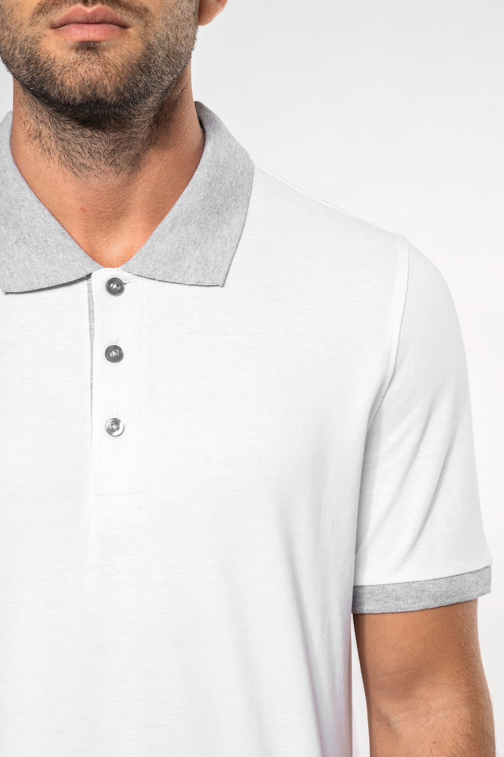 Polo piqué bicolore homme en situation