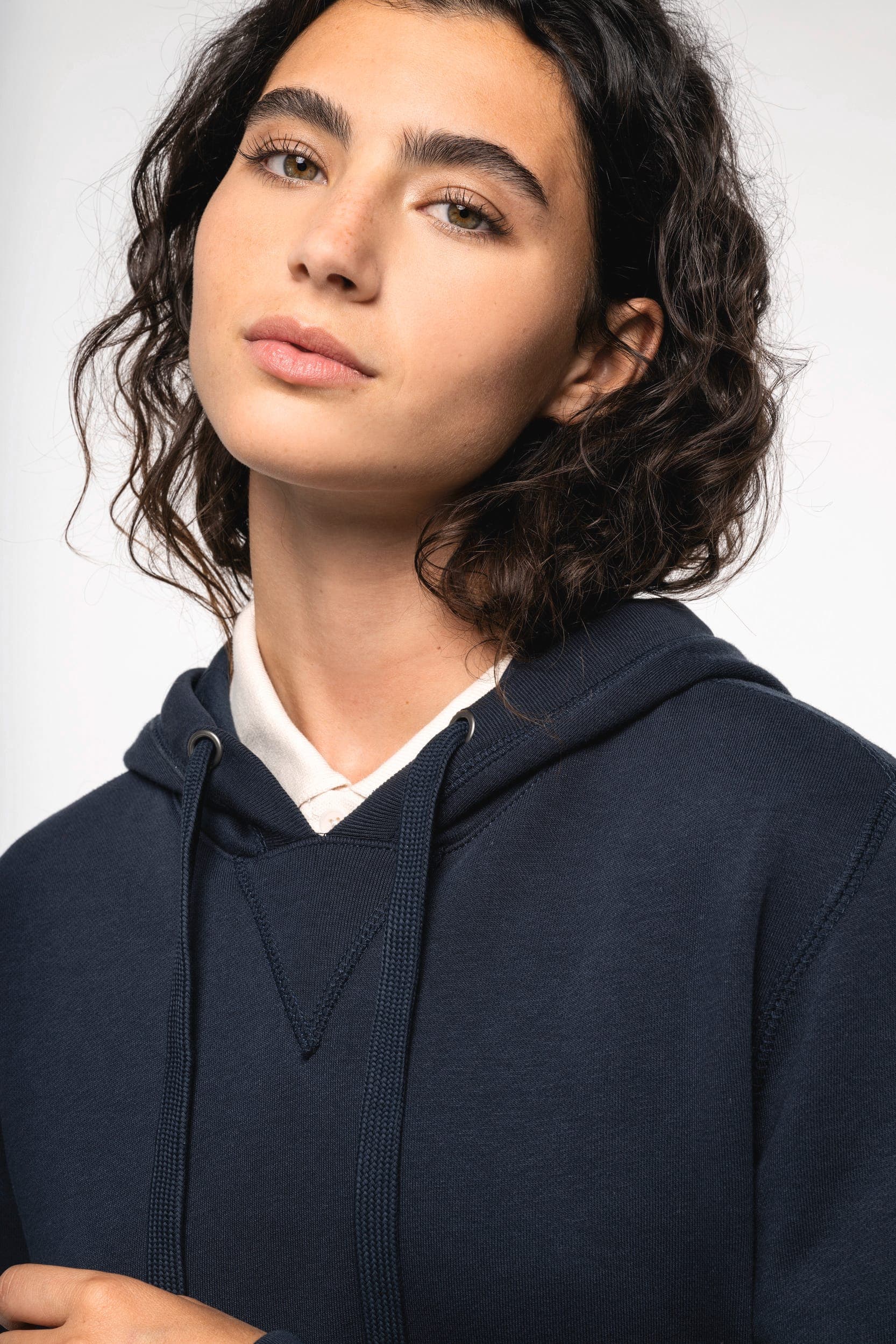 Sweat-shirt french terry écoresponsable à capuche unisexe en situation