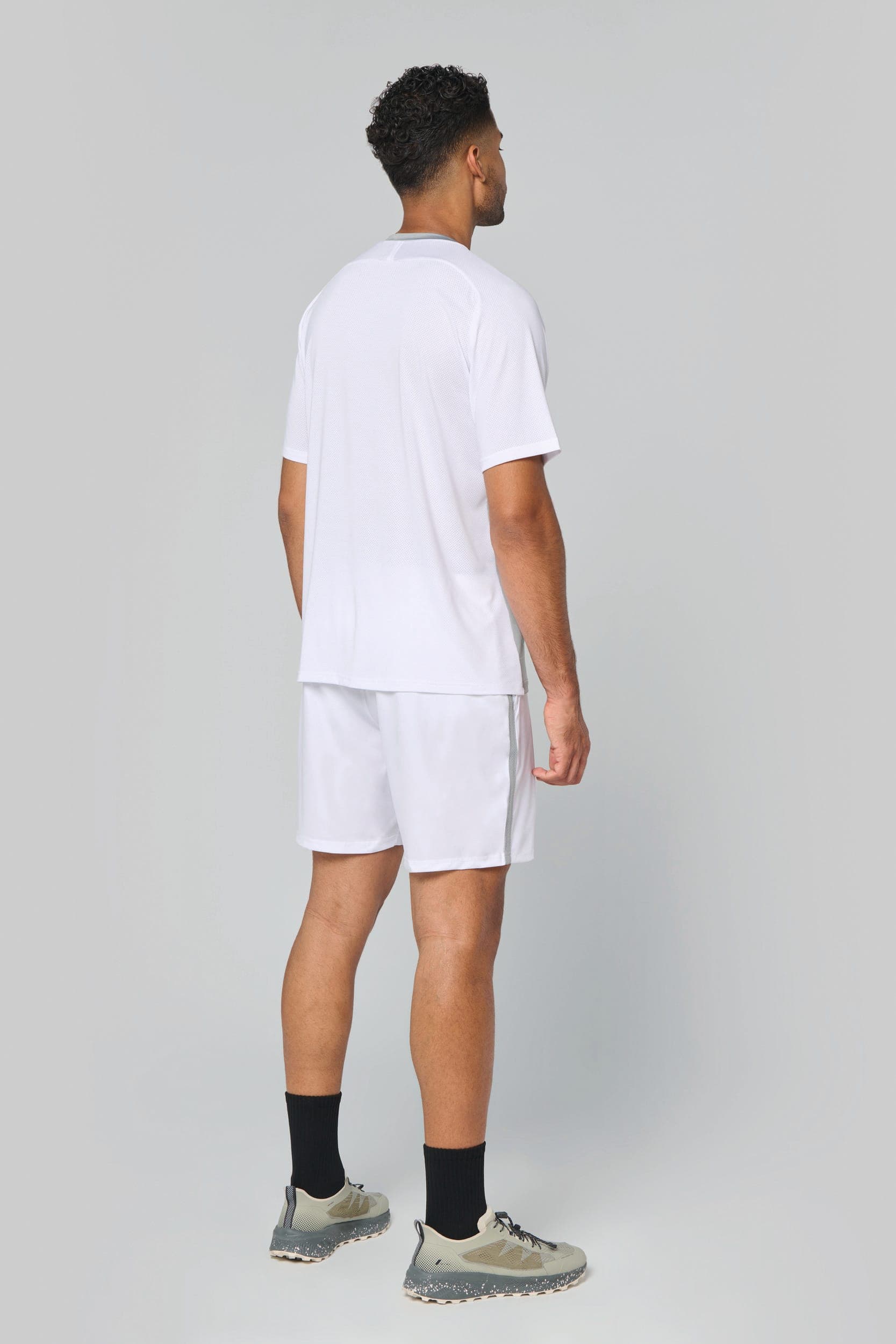 Short de padel bicolore homme en situation