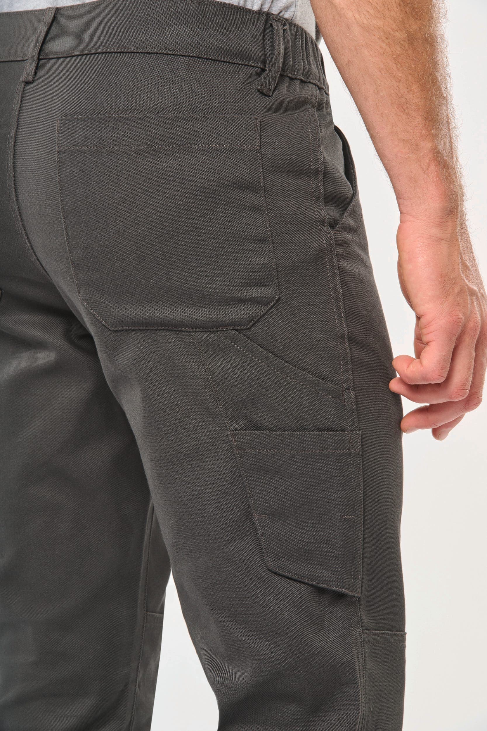 Pantalon de travail multipoches homme en situation