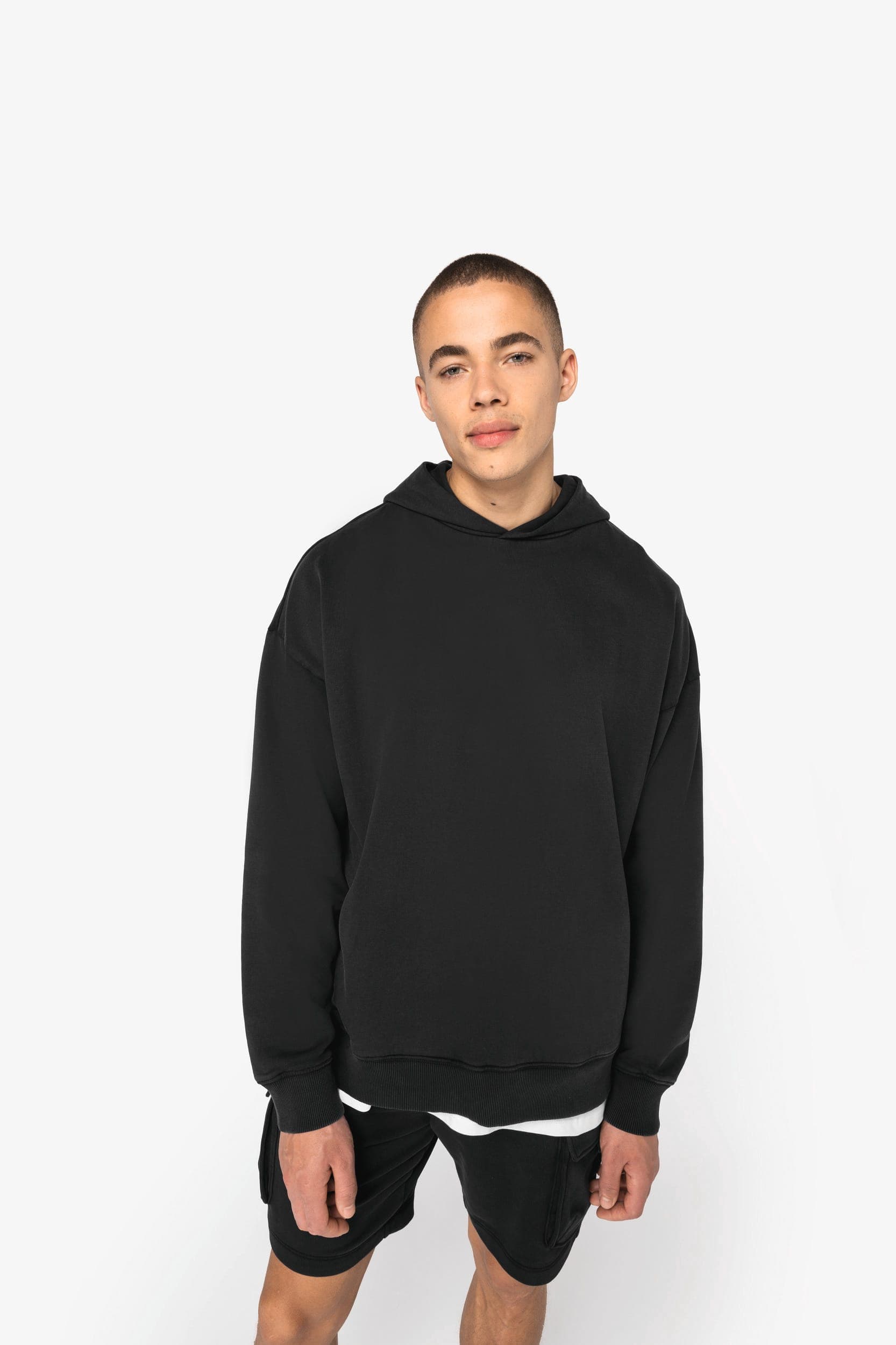 Sweat-shirt écoresponsable à capuche délavé oversize unisexe en situation