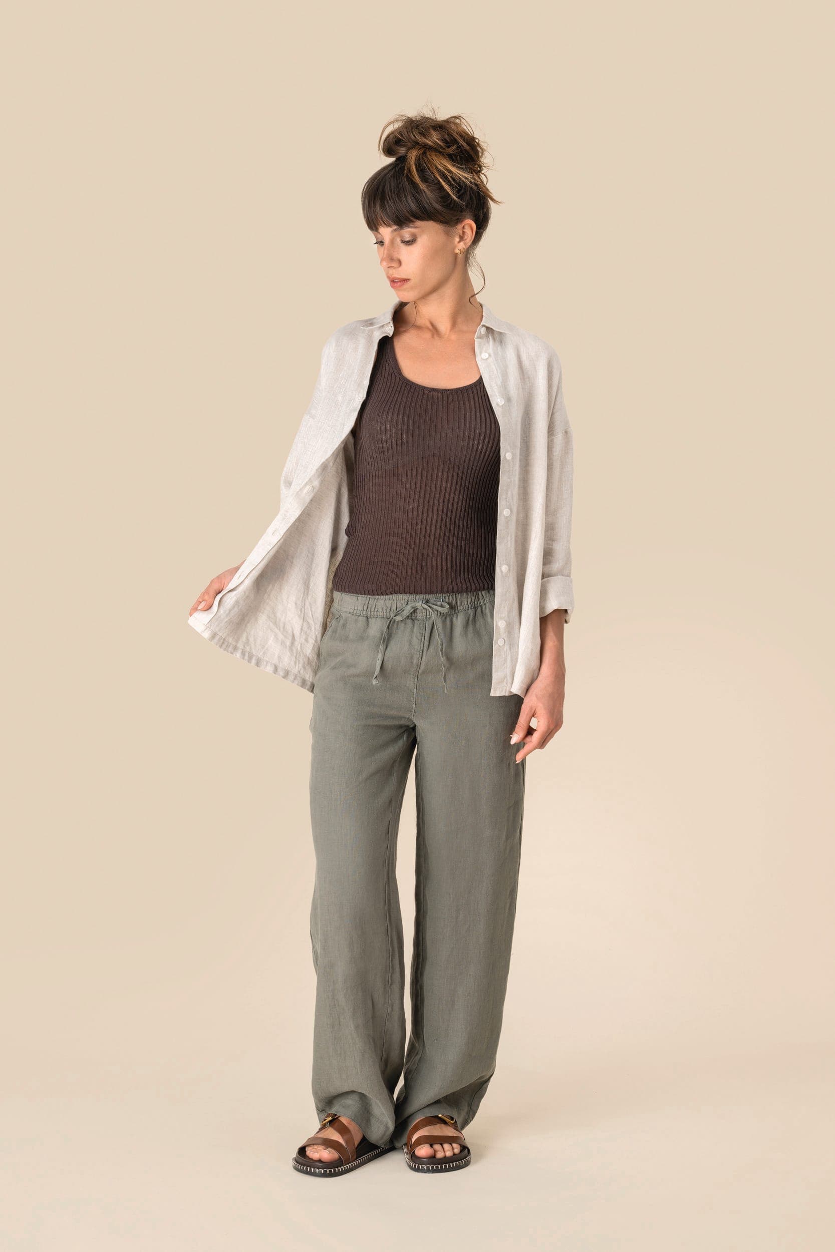 Pantalon délavé en lin femme en situation
