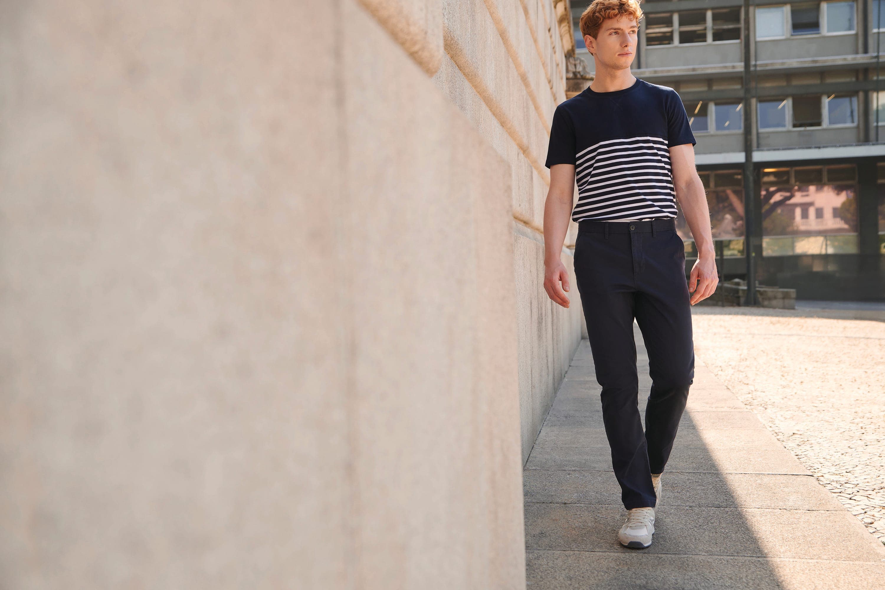 Pantalon Chino Stretch Homme en situation