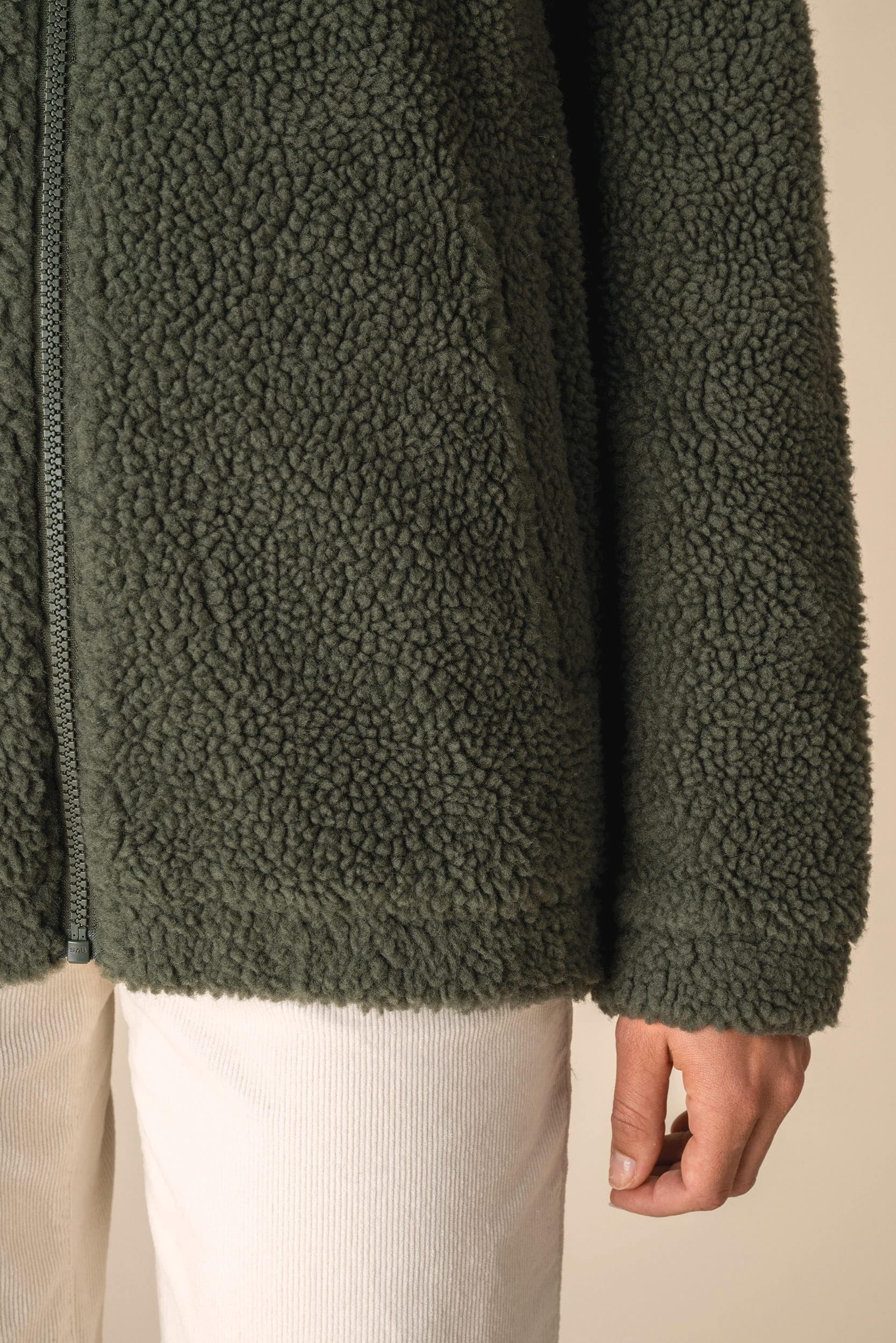 Sweat-shirt zippé à épaules tombantes en sherpa unisexe en situation