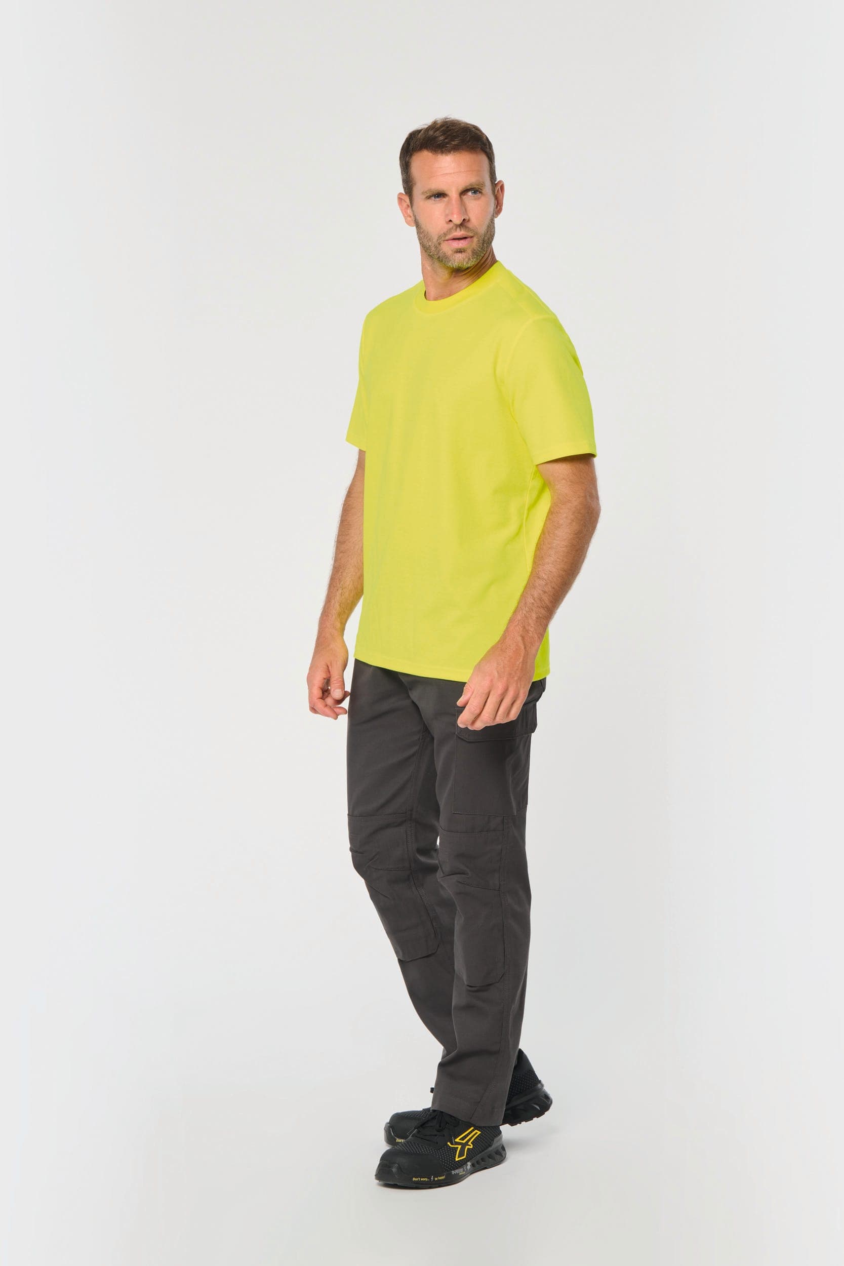 T-shirt unisexe écoresponsable coton/polyester en situation
