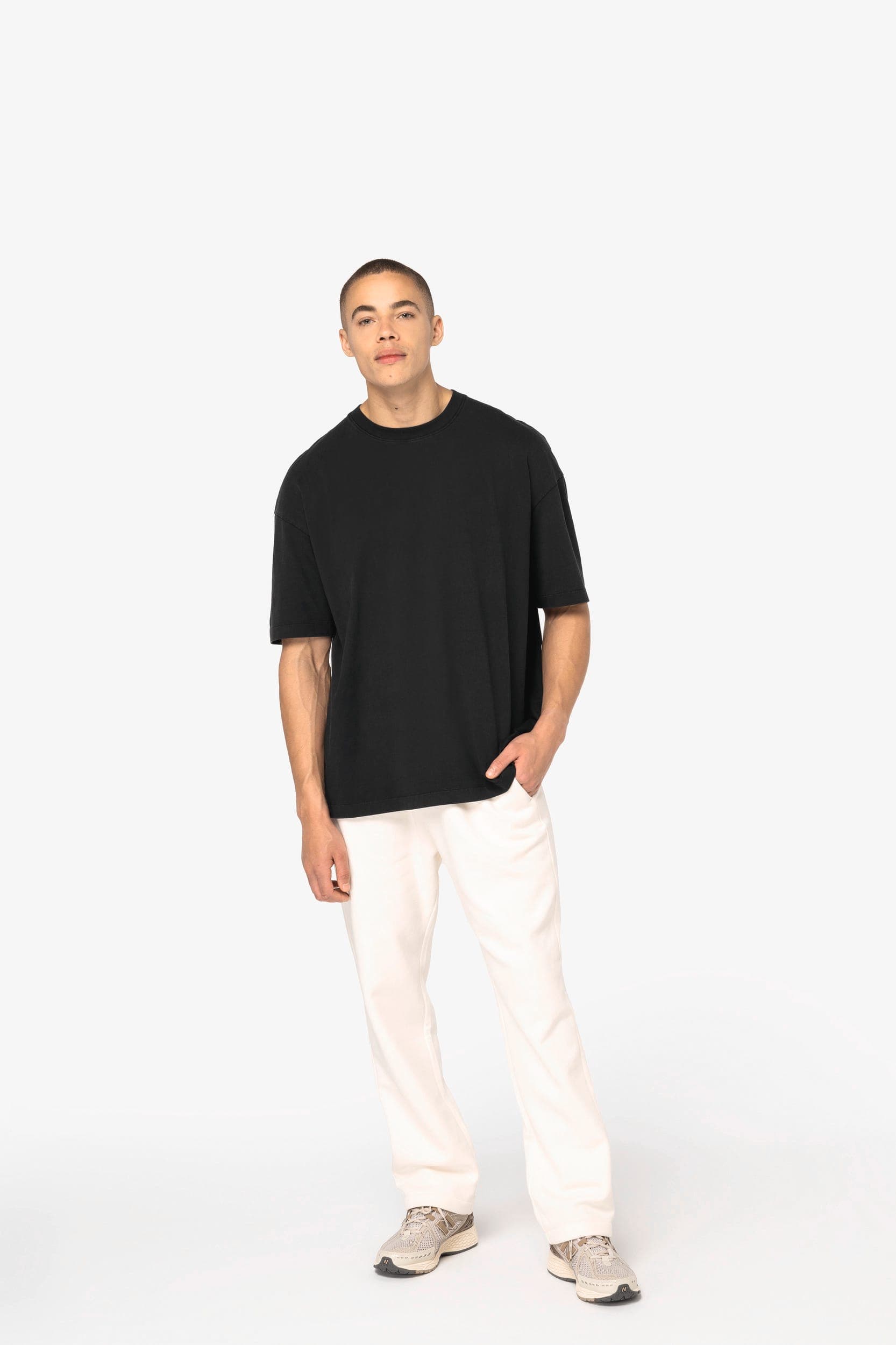 T-shirt écoresponsable oversize délavé homme en situation