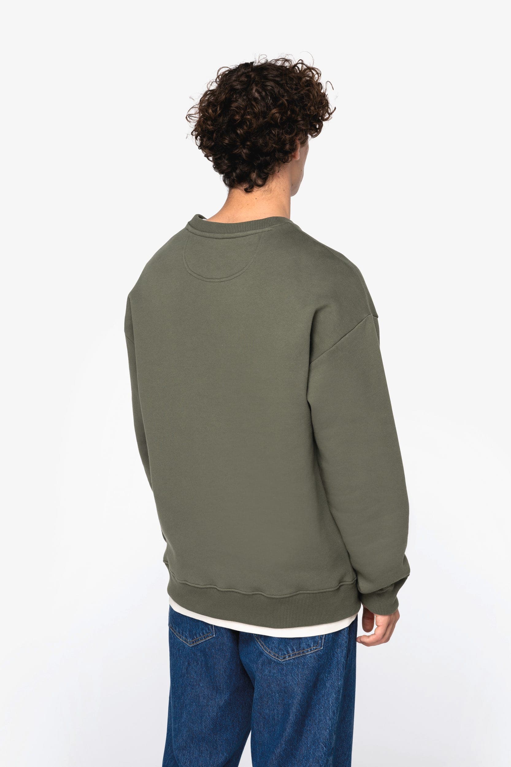Sweat-shirt écoresponsable à col rond oversize unisexe en situation