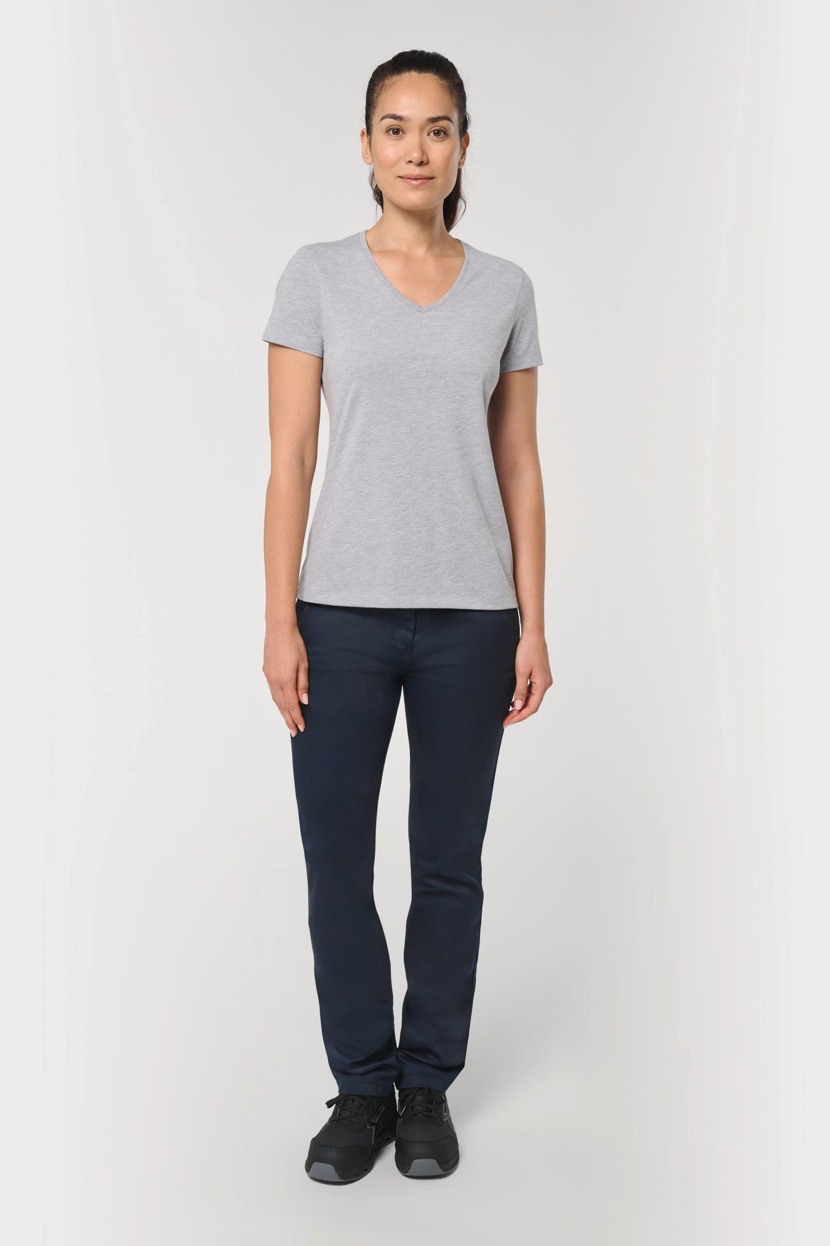 T-shirt écoresponsable col V antibactérien femme en situation