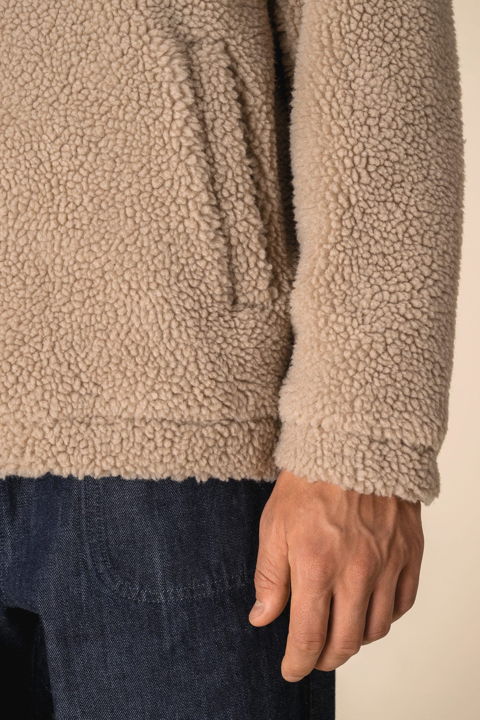 Sweat-shirt 1/4 zip à épaules tombantes en sherpa unisexe en situation