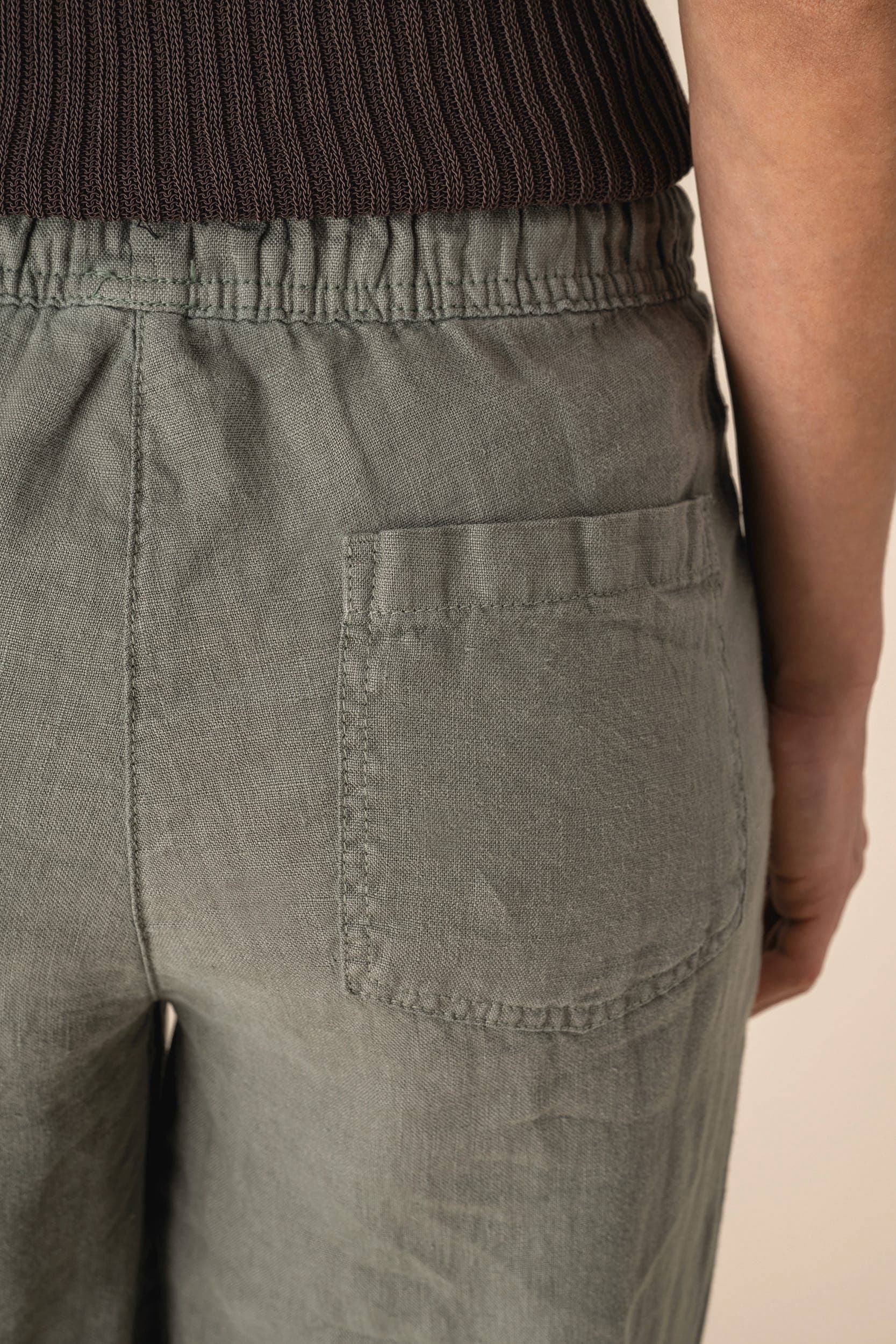 Pantalon délavé en lin femme en situation