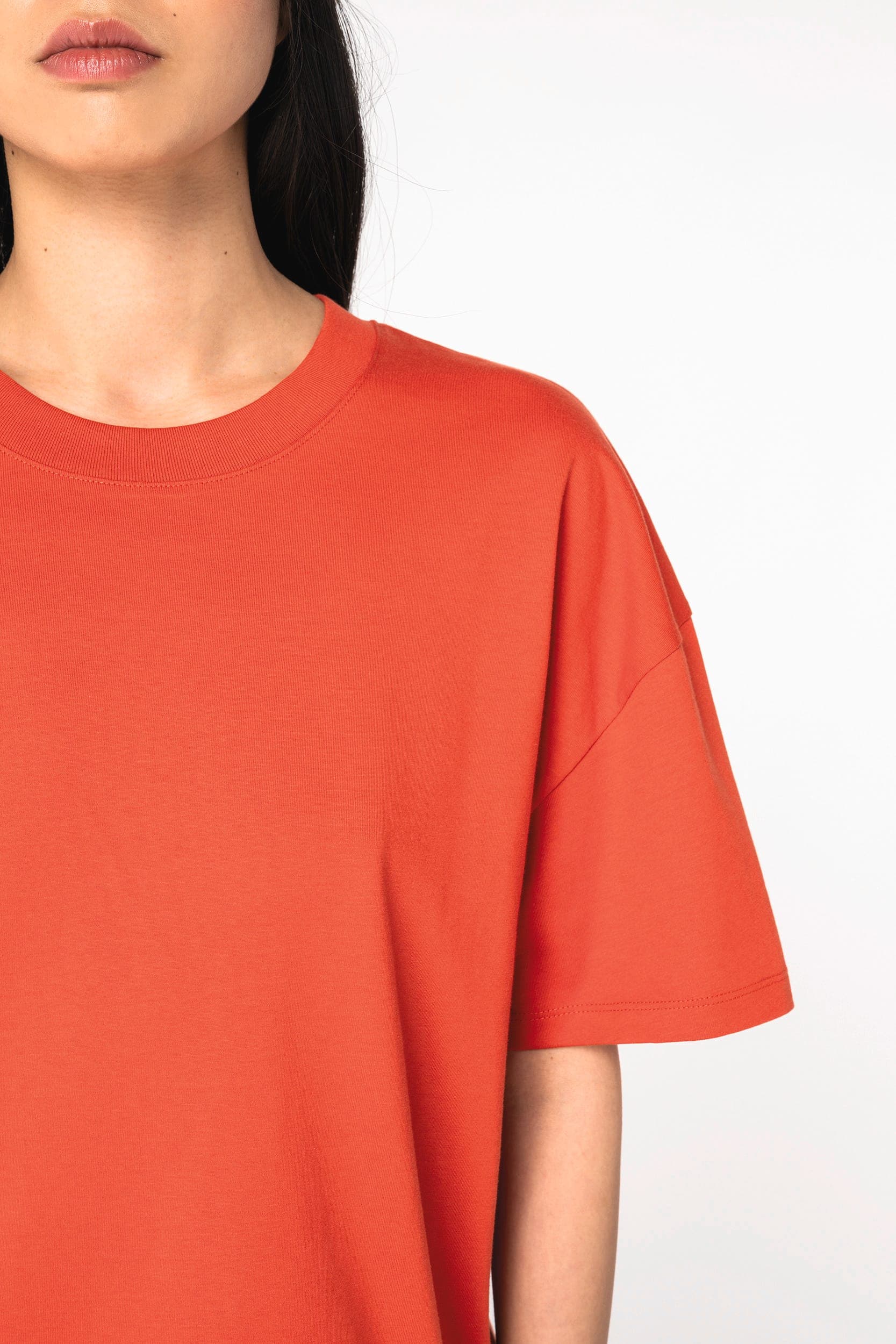 T-shirt écoresponsable oversize femme en situation