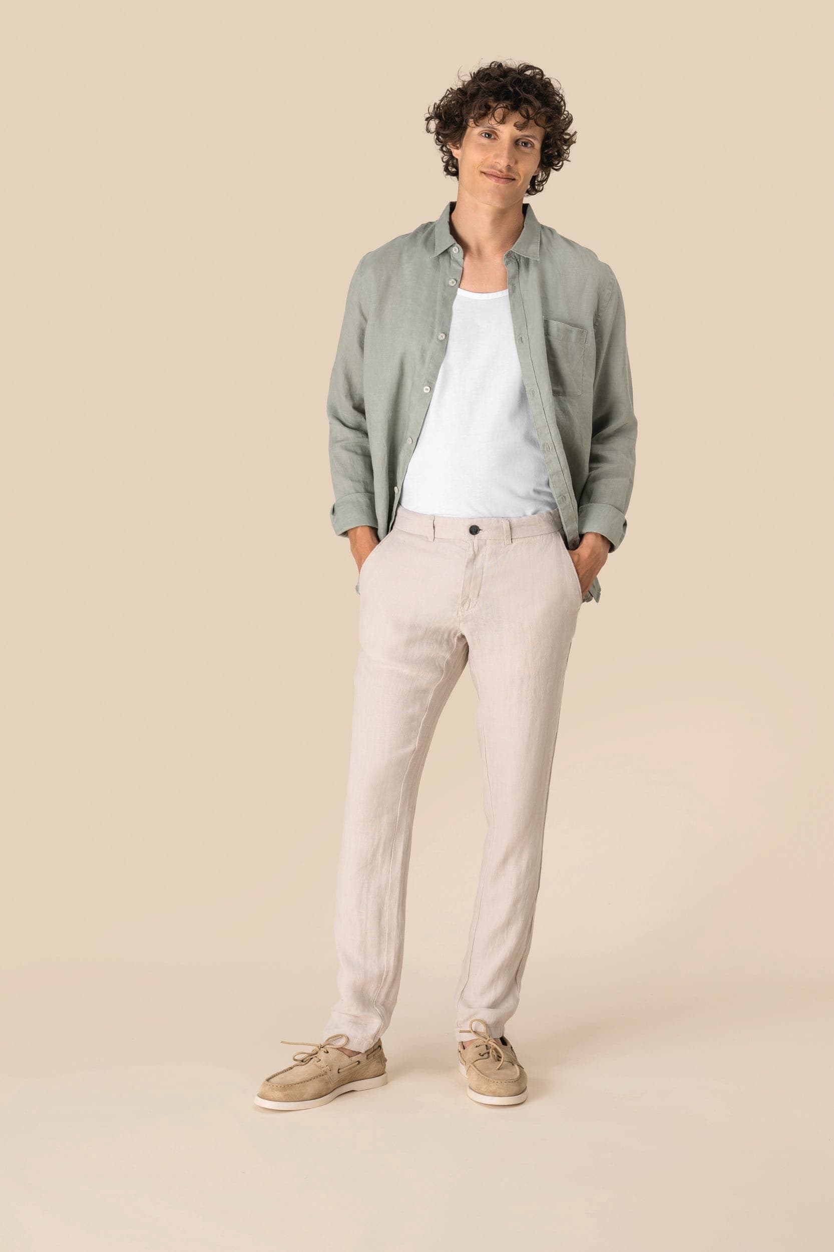 Pantalon en lin homme en situation