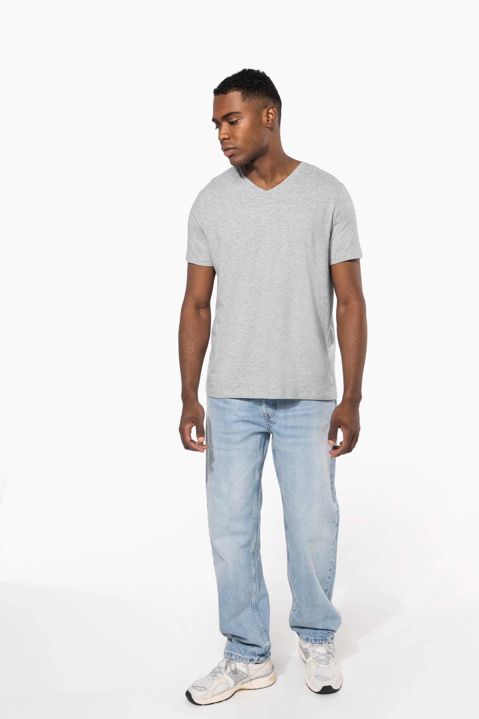 T-shirt manches courtes col V homme en situation