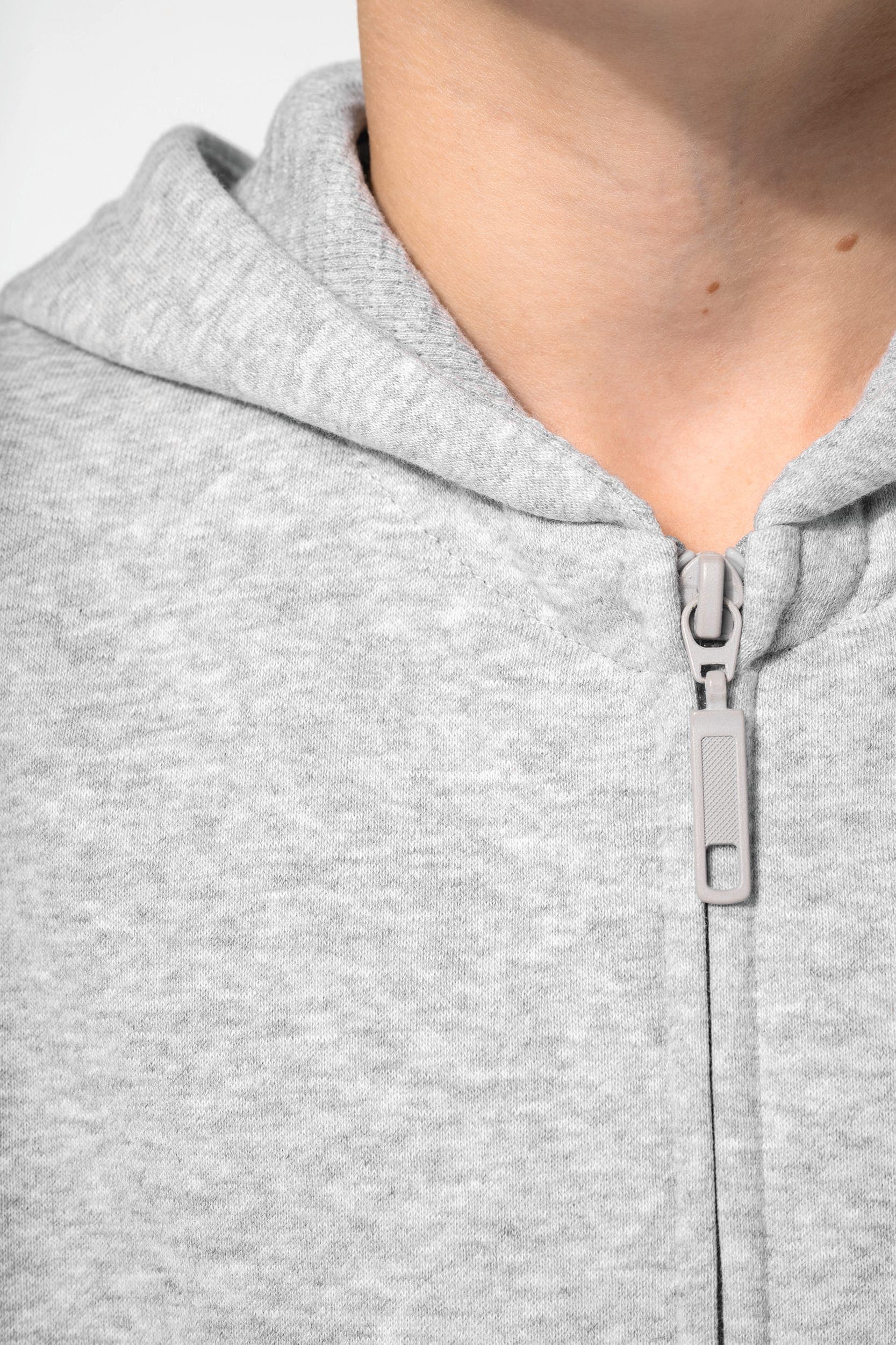 Sweat-shirt recyclé zippé à capuche enfant en situation