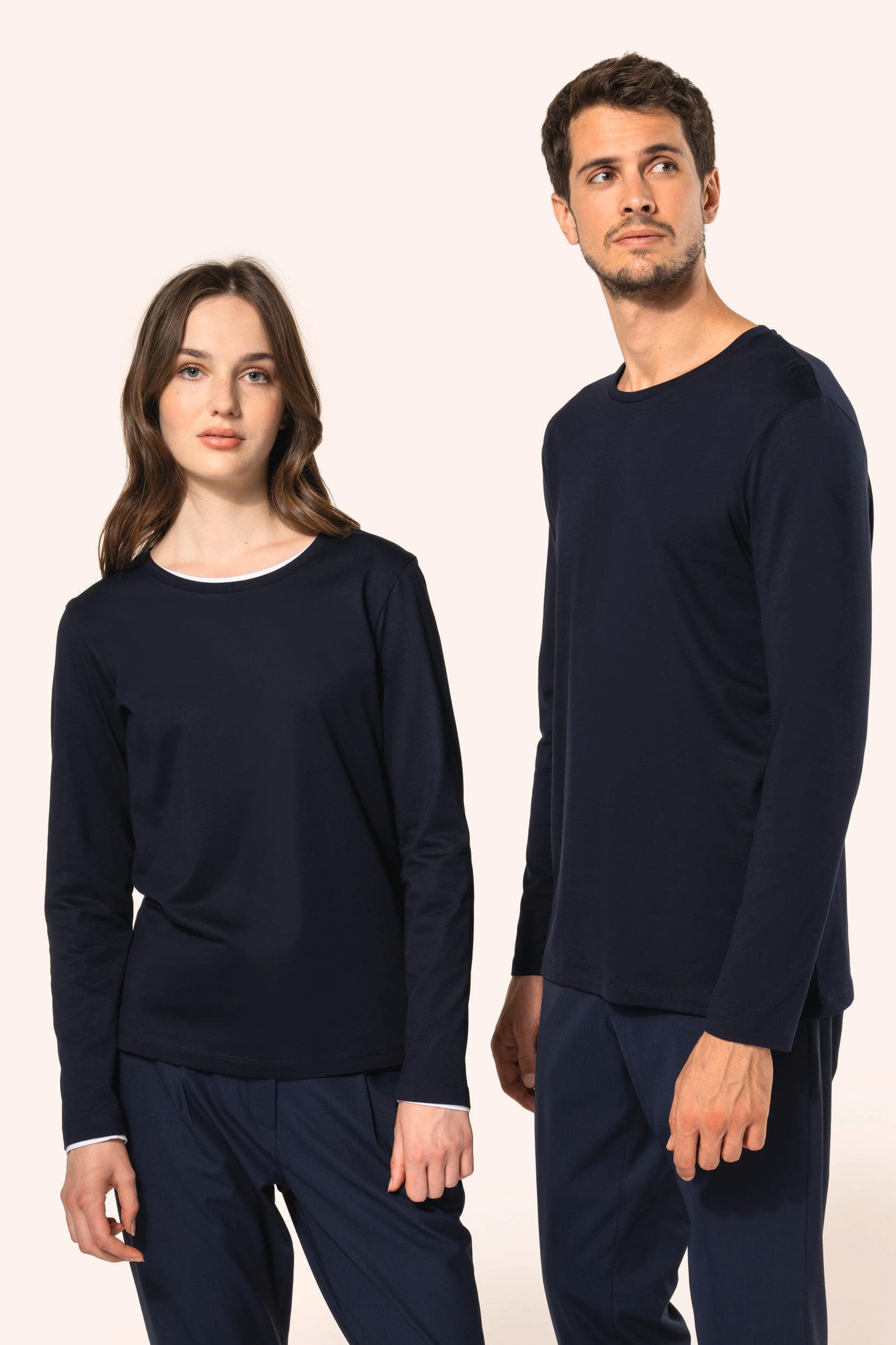T-shirt Supima® col rond manches longues femme en situation