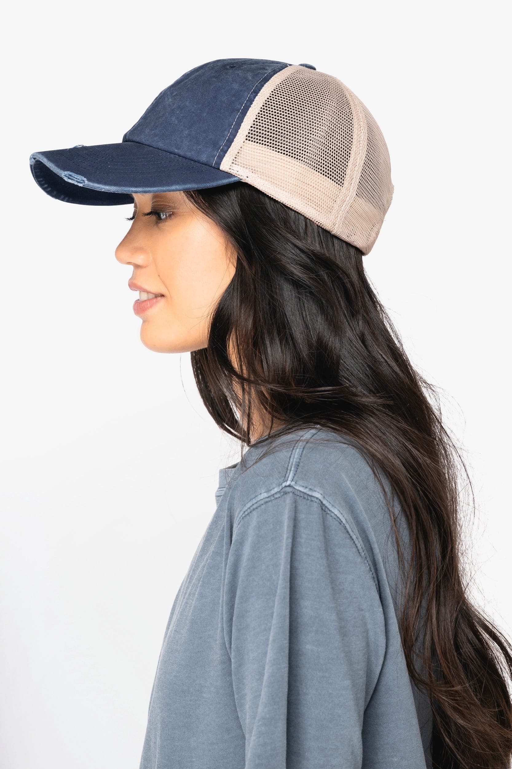 Casquette trucker écoresponsable  effet déchiré unisexe en situation