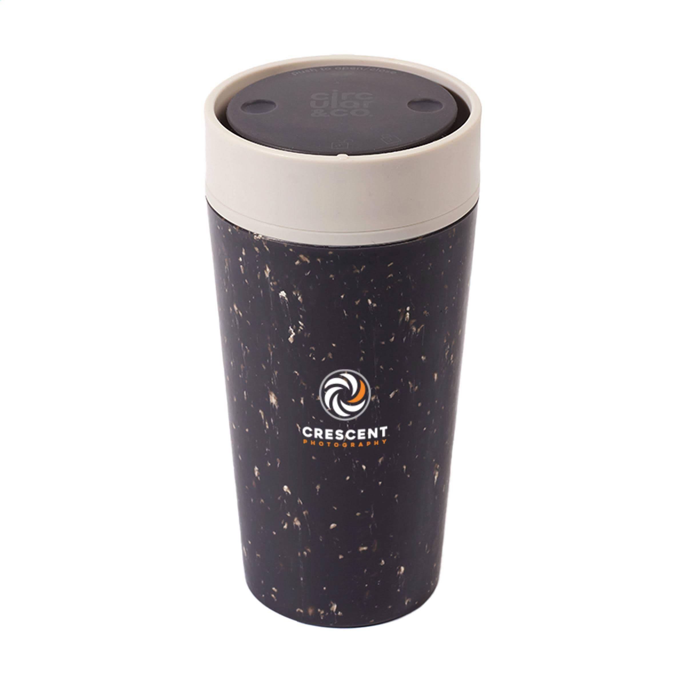 Mug Circular&Co café recyclé 340 ml en situation
