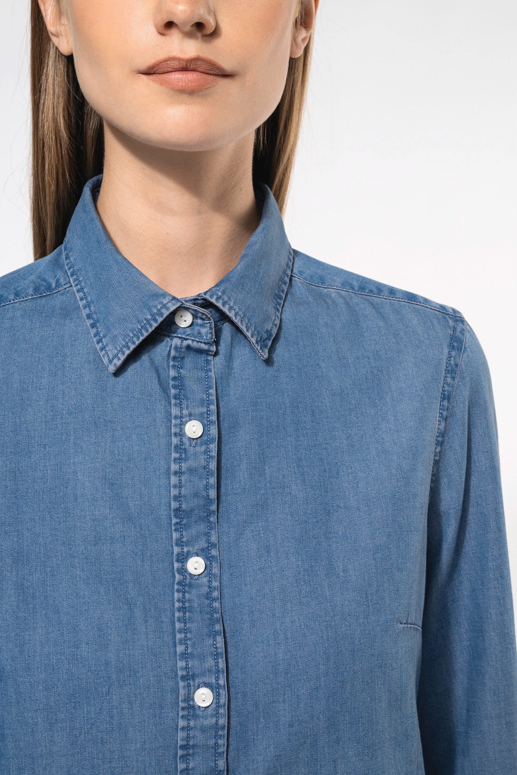 Chemise denim femme en situation