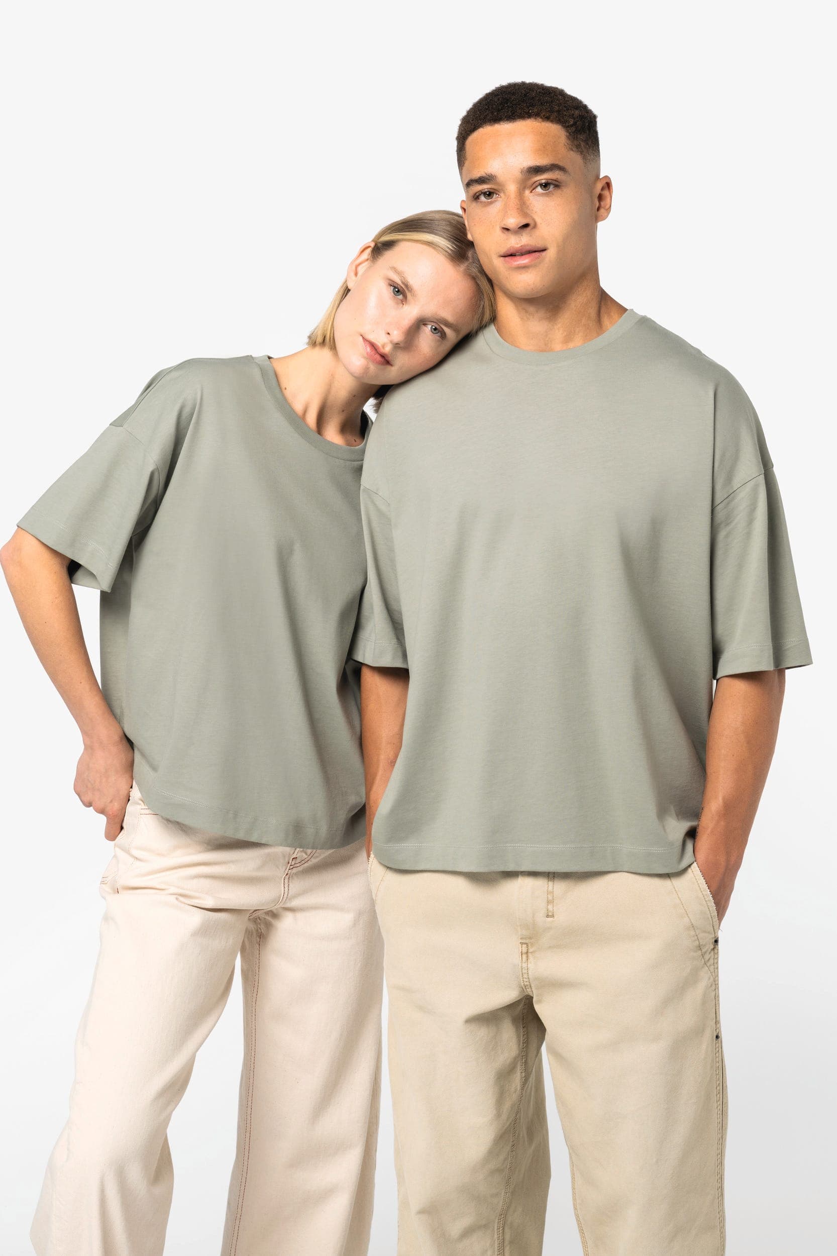 T-shirt écoresponsable boxy à épaules tombantes homme en situation