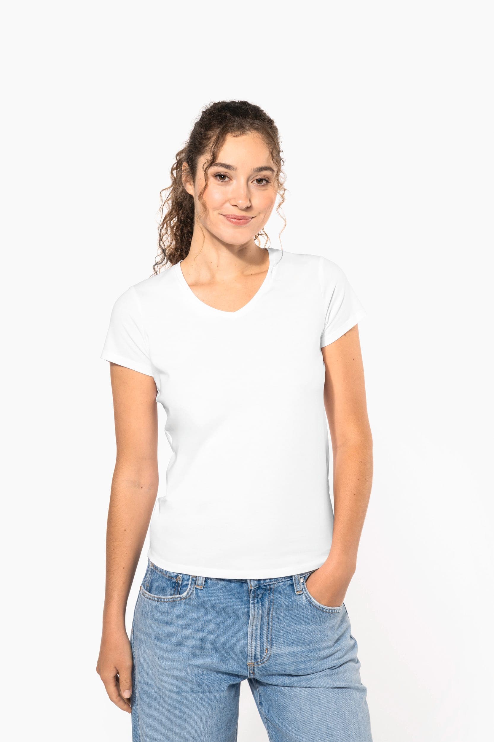 T-shirt col V manches courtes femme en situation