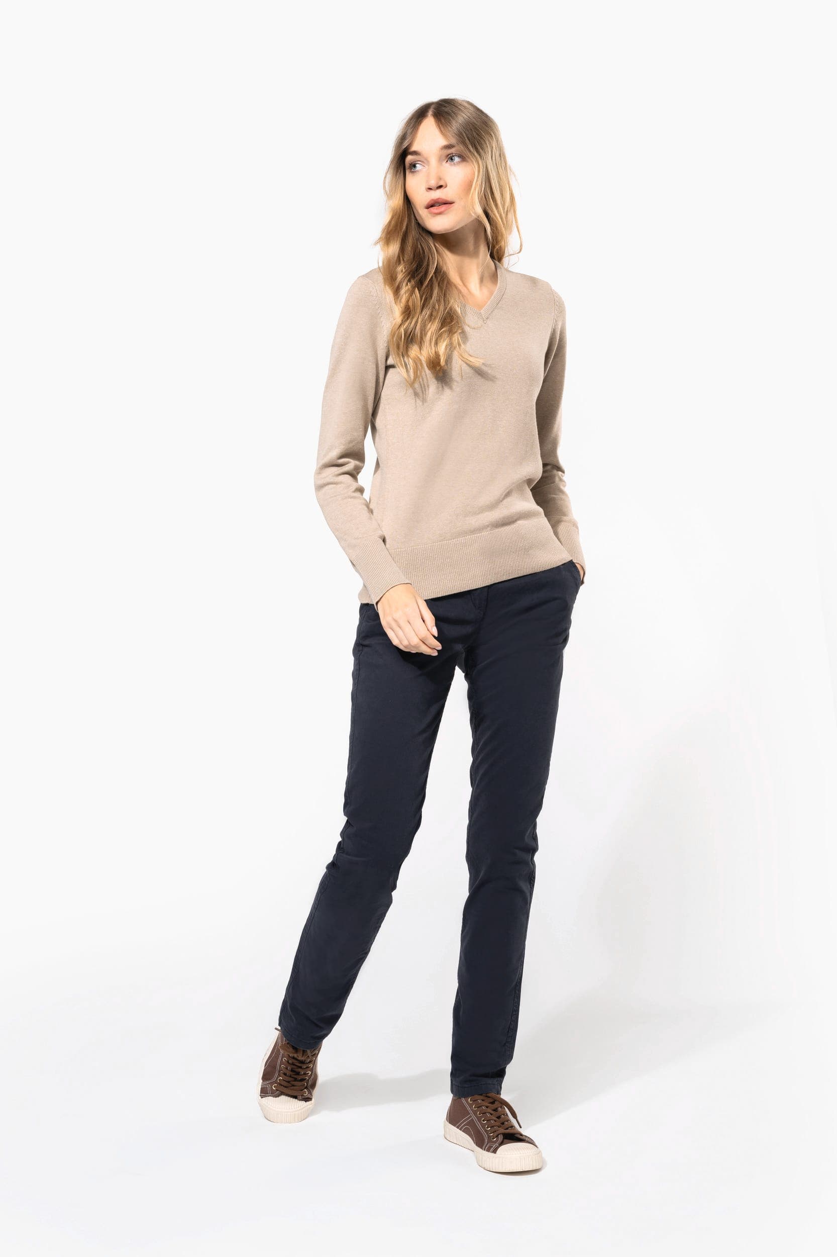 Pantalon chino femme en situation