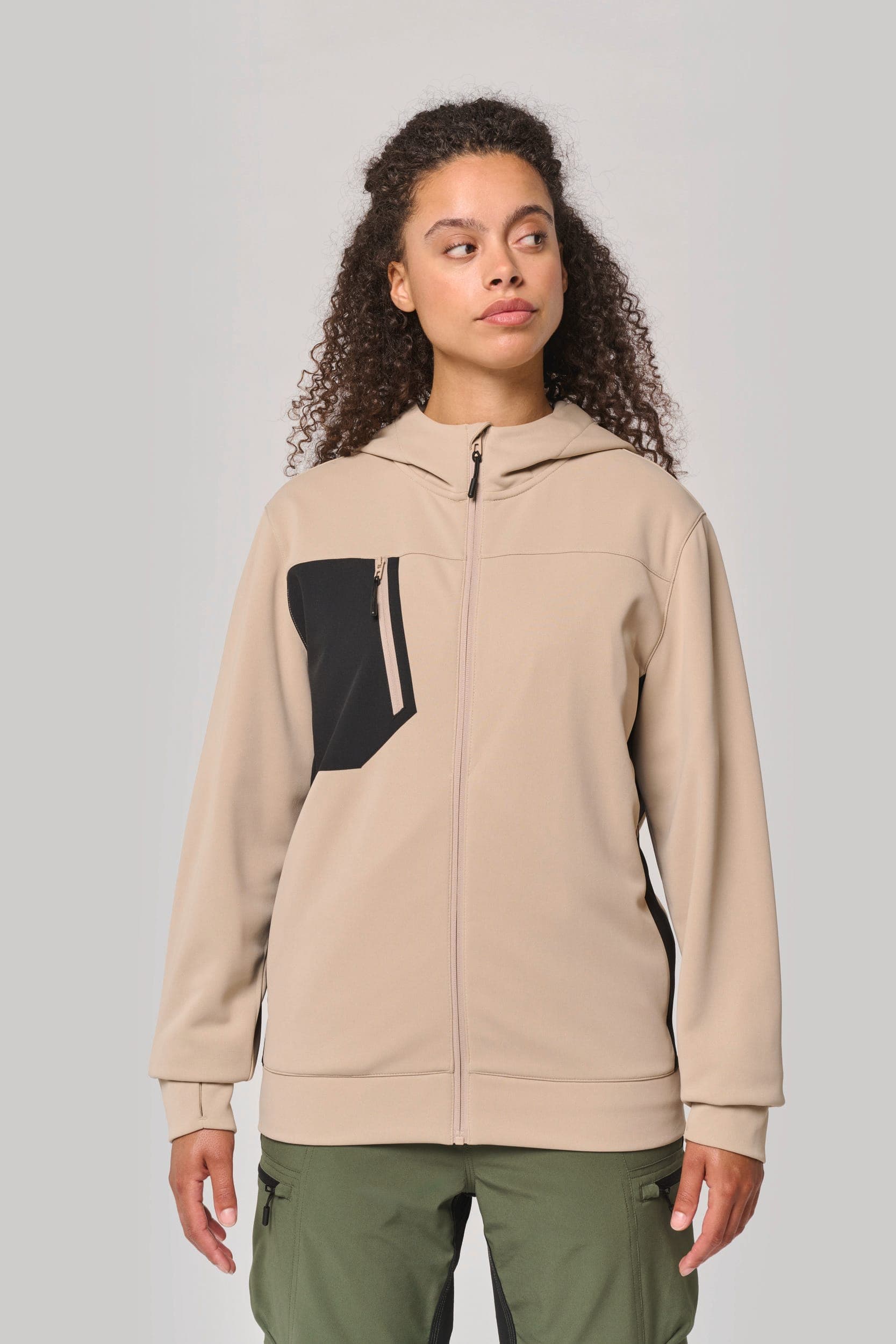 Veste outdoor zippée unisexe en situation