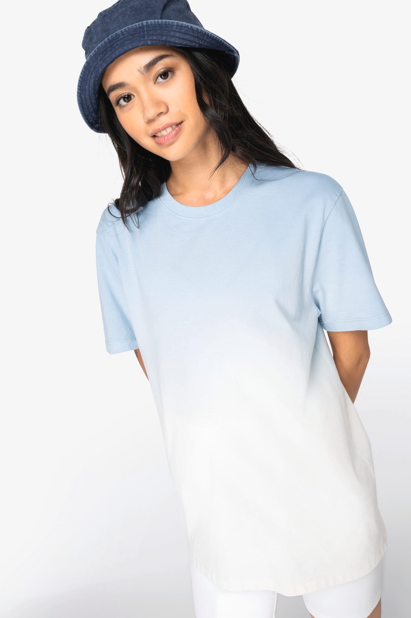 T-shirt écoresponsable Dip Dye unisexe en situation