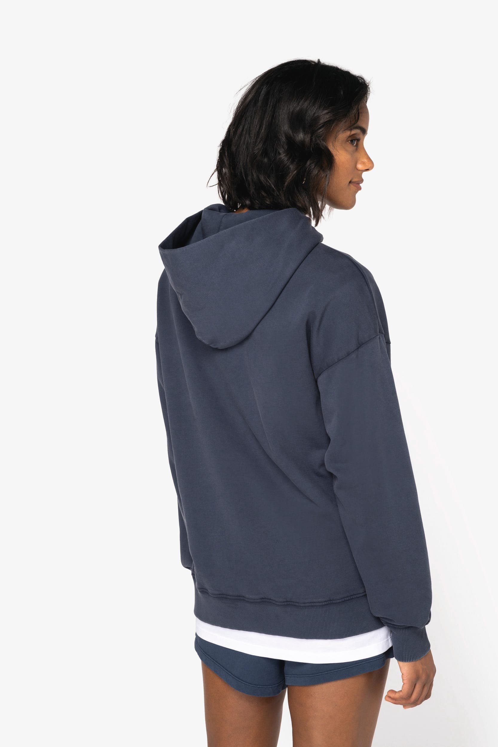 Sweat-shirt écoresponsable à capuche délavé oversize unisexe en situation