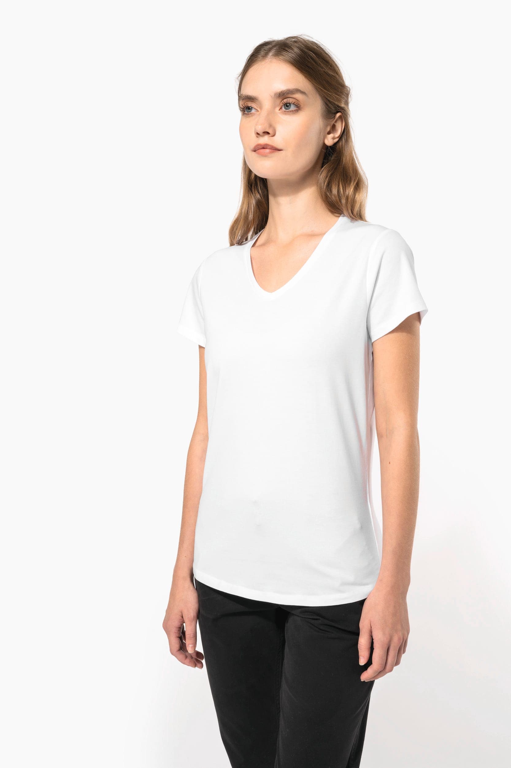 T-shirt col V manches courtes femme en situation